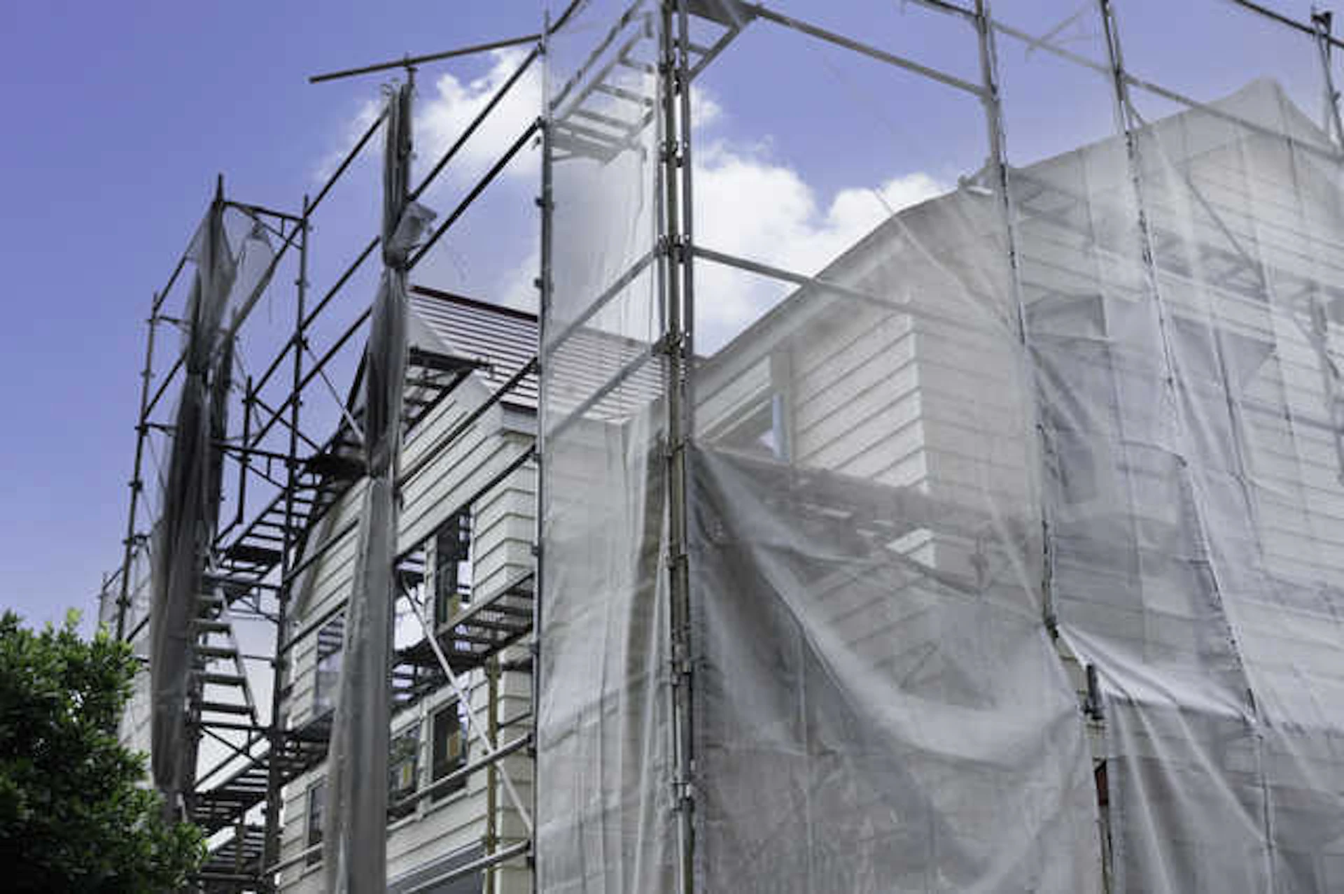 足場が組まれた、外壁工事中の建物