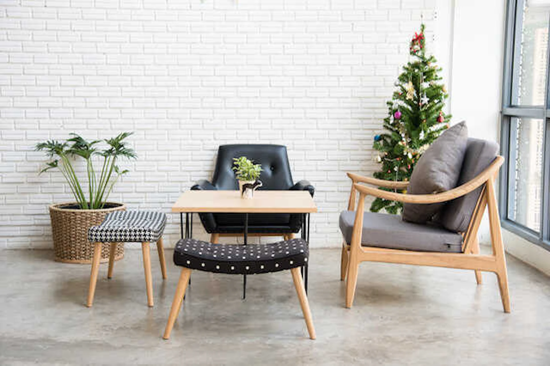 バラバラの種類の椅子