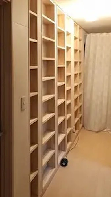 事例④ 本の収納スペースを廊下の壁面に設置