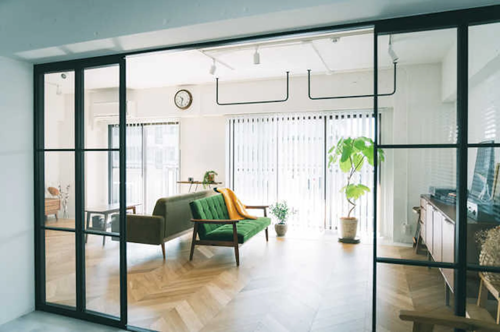 ヘリンボーン床材のリビング