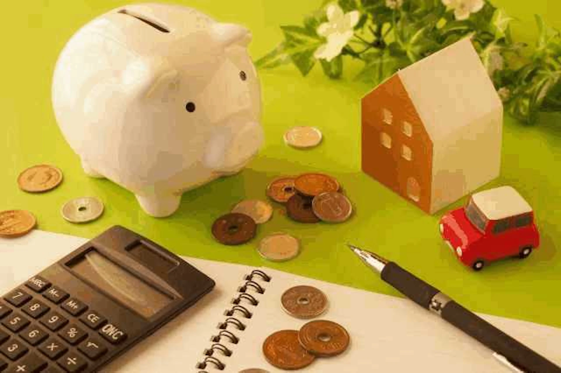 木の家の模型と、豚の貯金箱と、小銭
