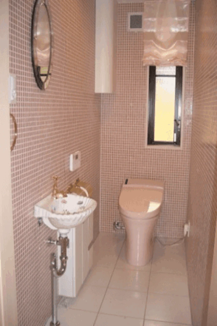 鮮やかなピンクのモザイクタイル採用のトイレ