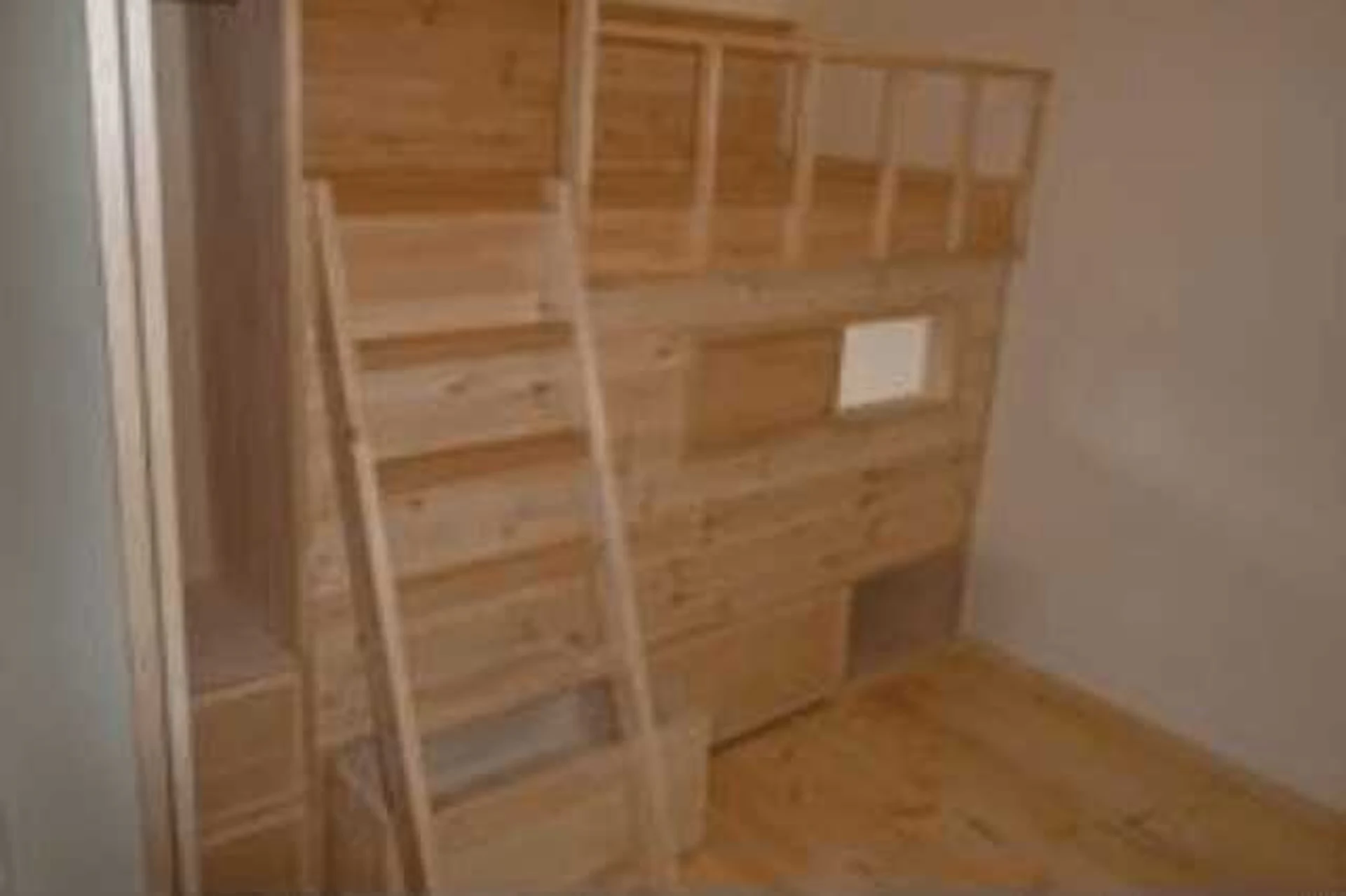 狭いお部屋でソファもデスクも！ロフトベッドが大活躍♡