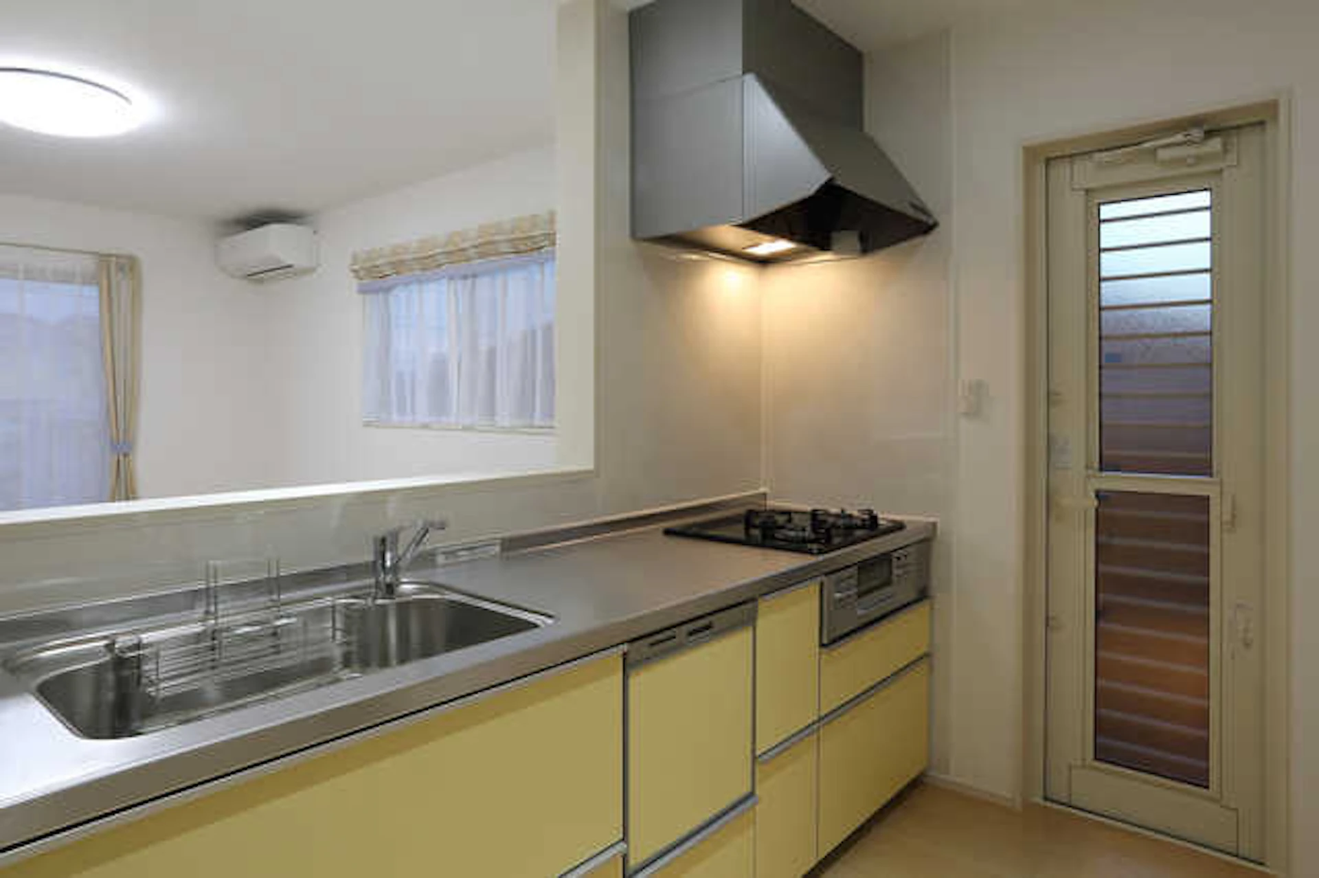 イエローのキッチン