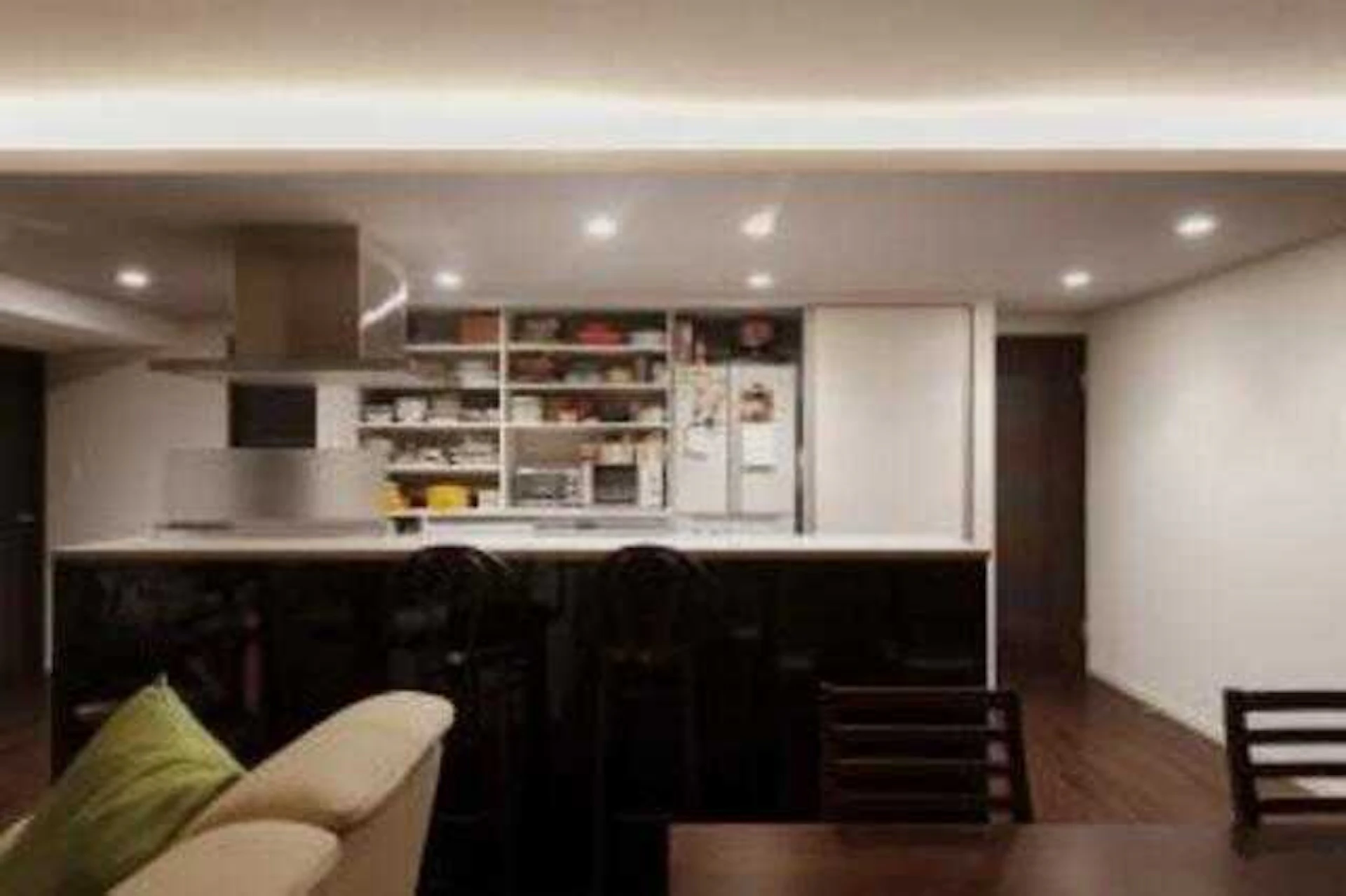 事例4:壁付けだったキッチンを憧れのアイランド型に