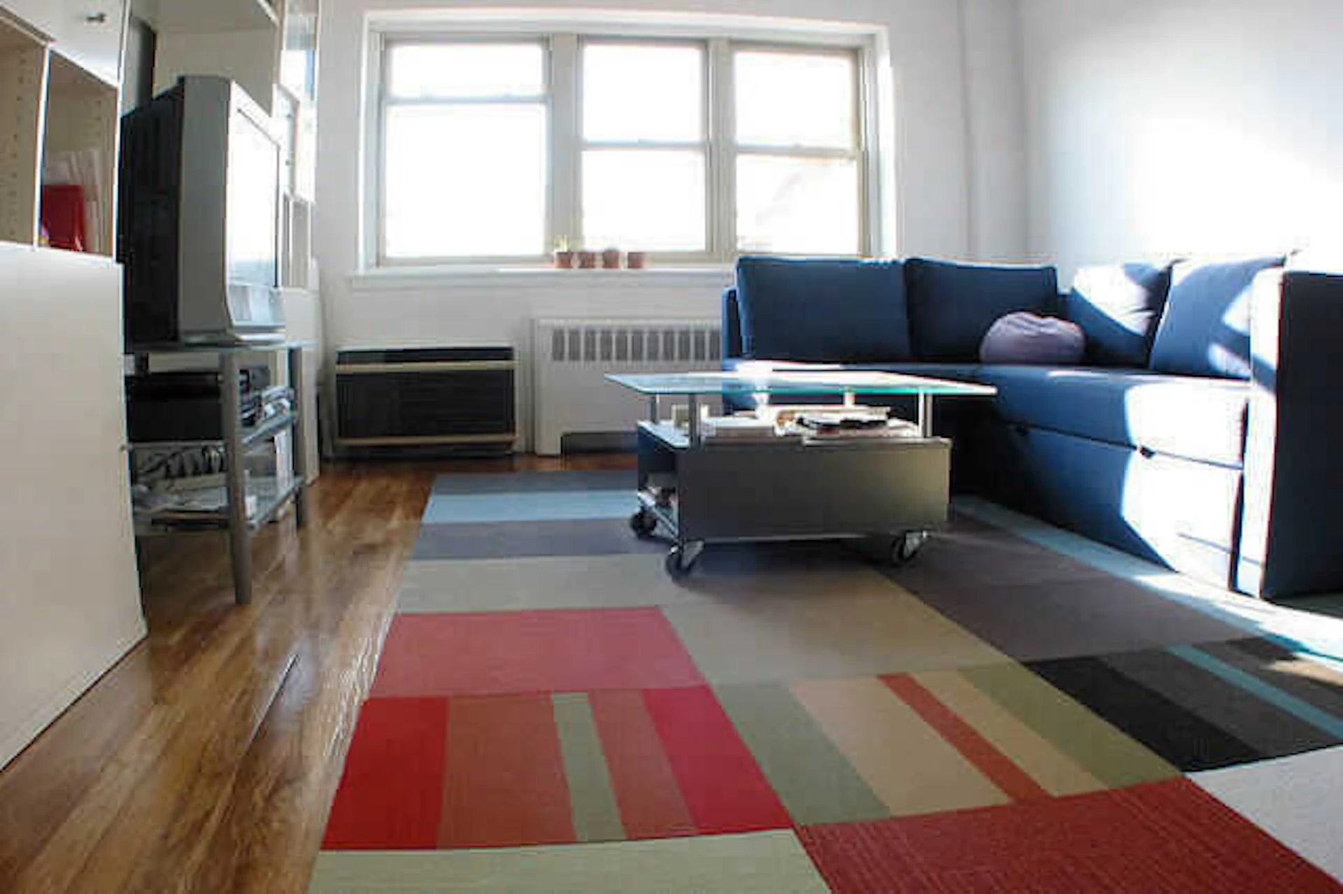 床は、足に優しく掃除しやすい、遮音仕様の素材に