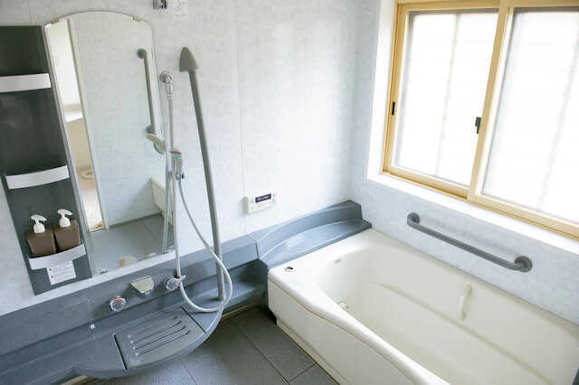 ライフスタイルに合わせて選ぶ!浴槽の形・素材の種類知っていますか?