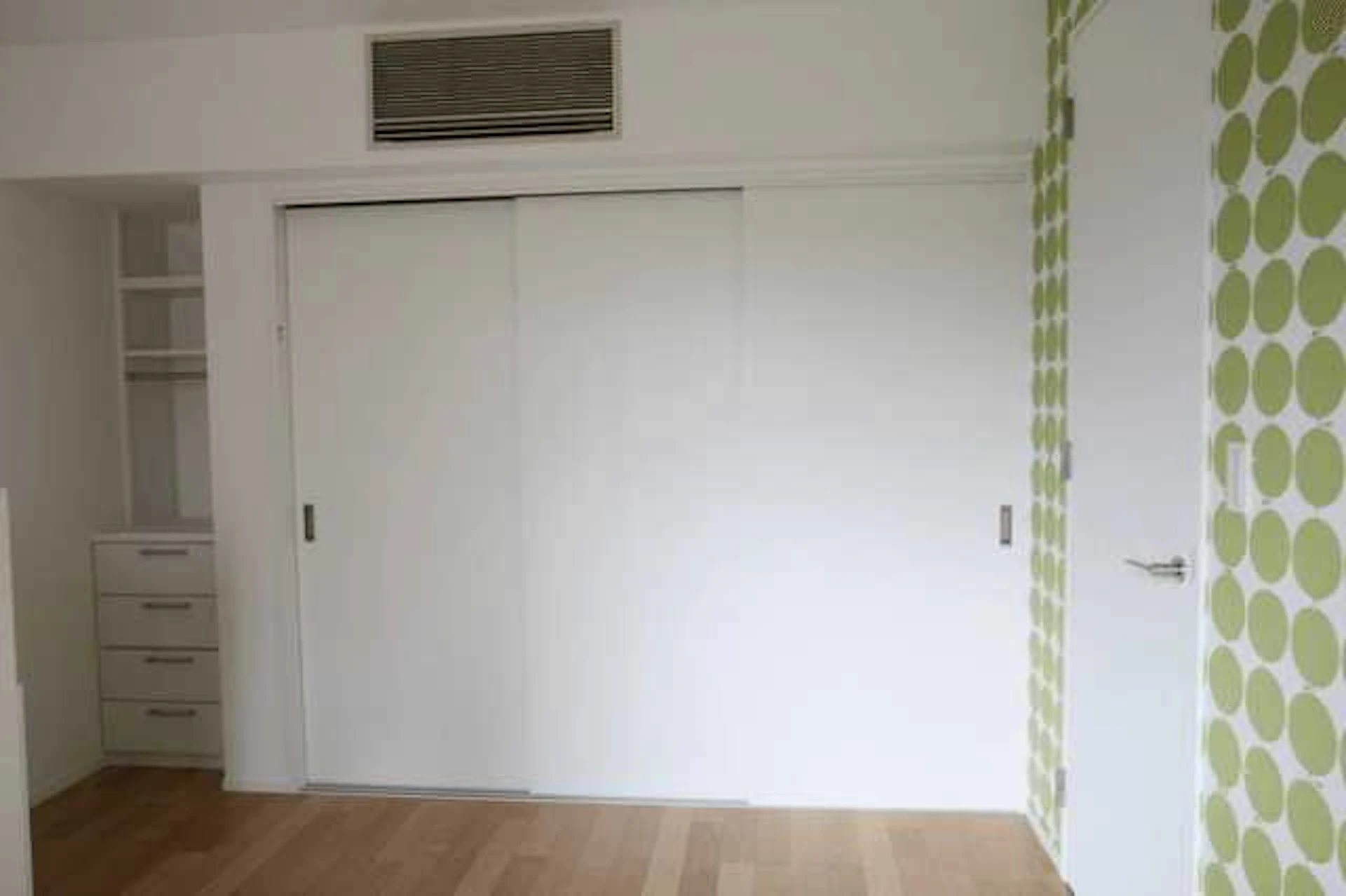 グリーン柄入りクロスで北欧風の子供部屋に