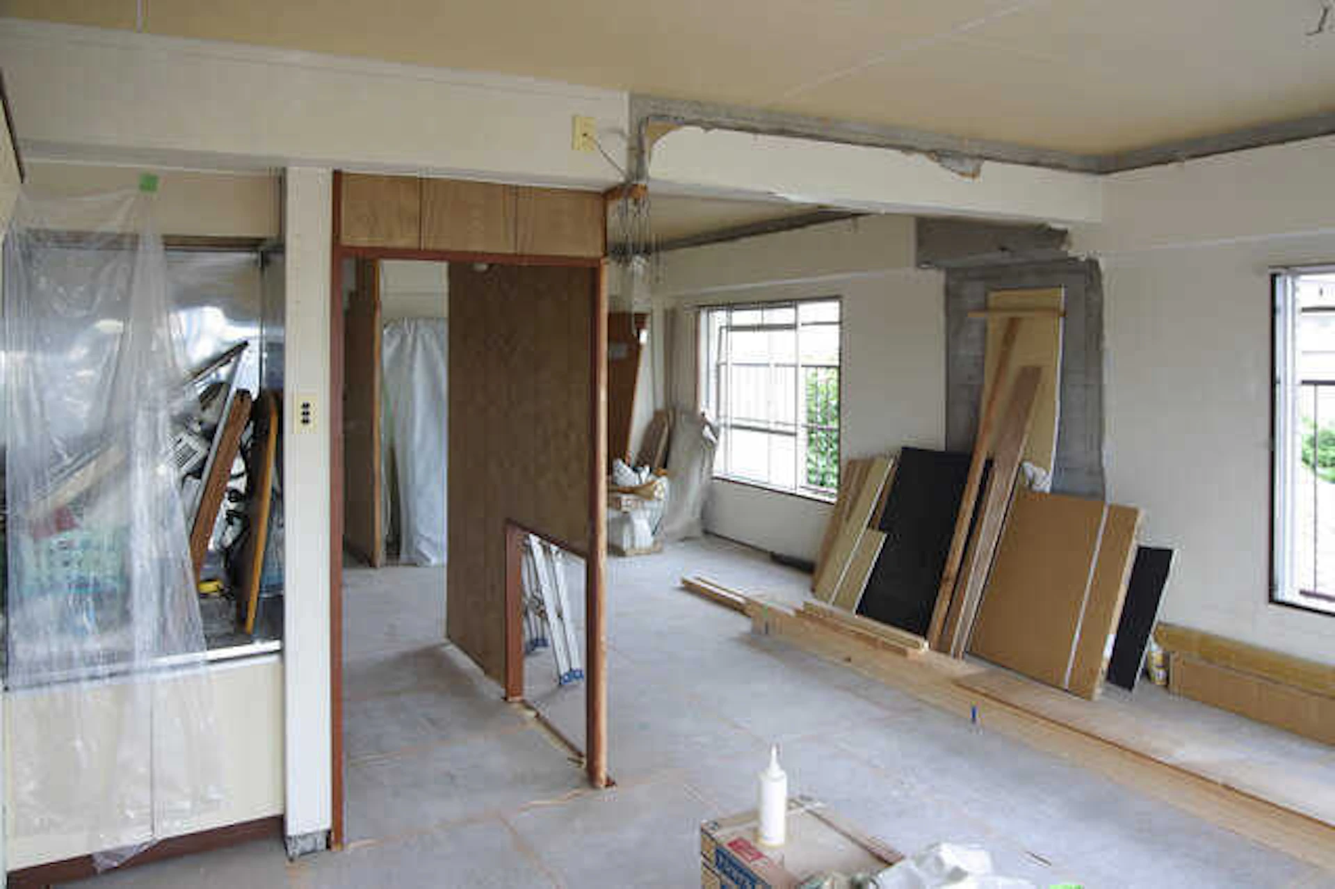 スケルトン状態になった建物