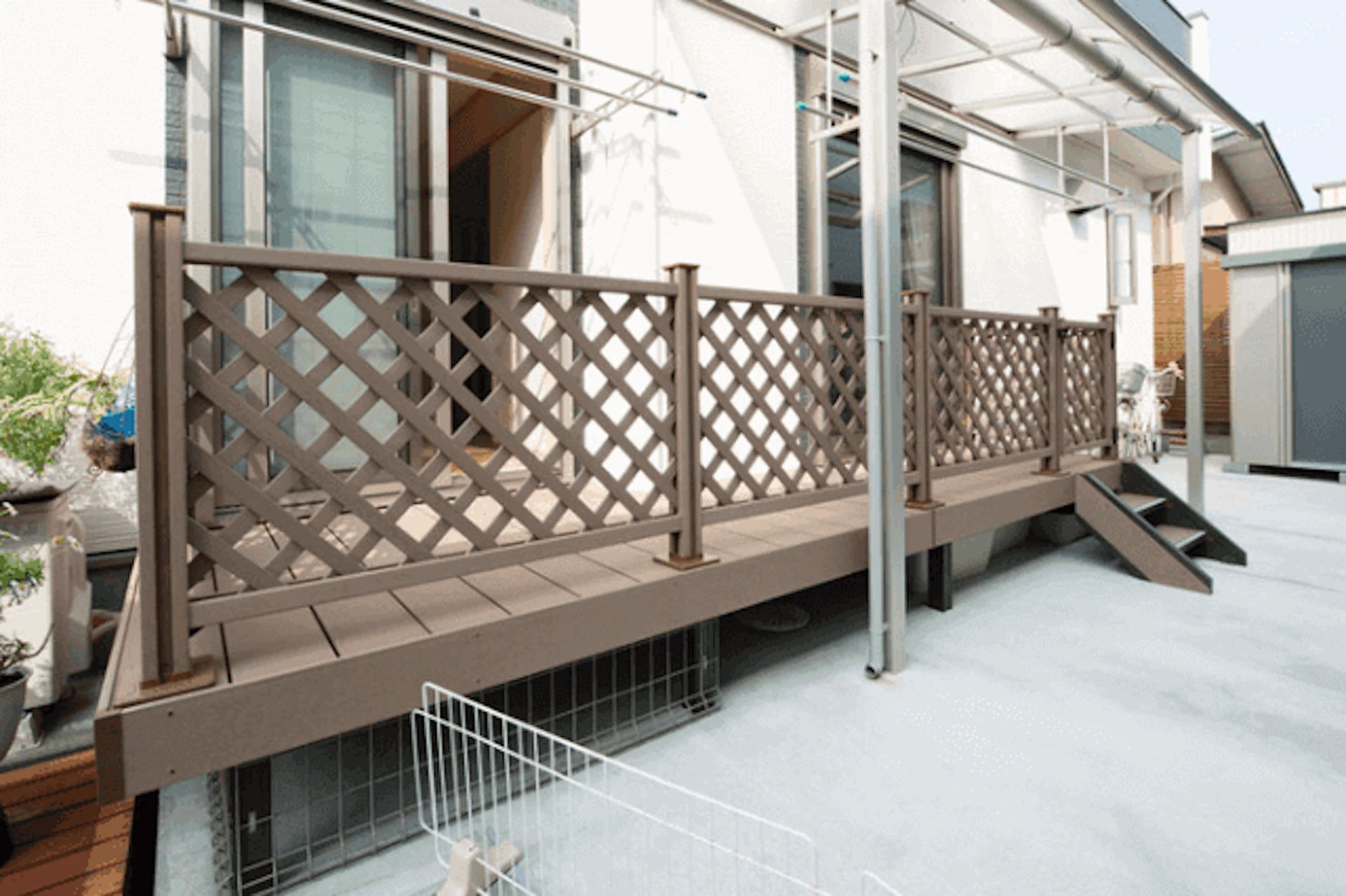 樹脂・人工木のウッドデッキの魅力って?天然木との違いを比較!