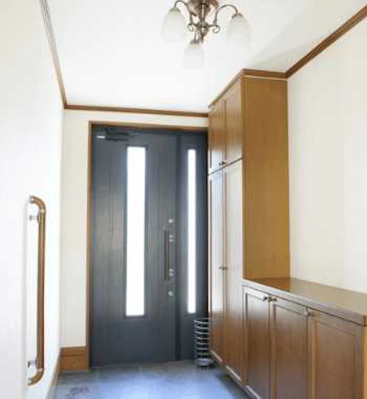 玄関の壁紙クロスの選び方・張り替えの値段・おしゃれな施工例をご紹介