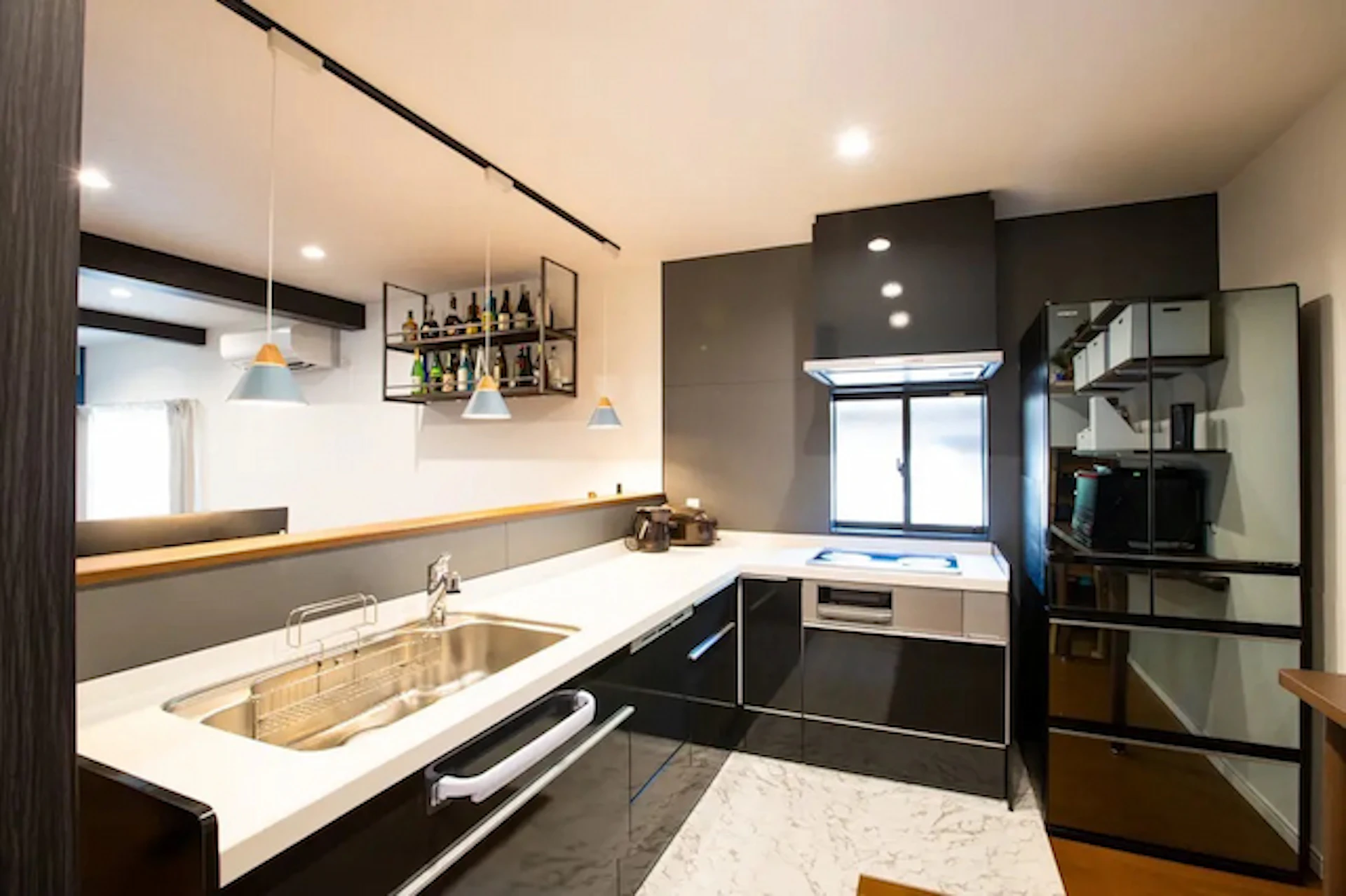 【事例②】見せる収納棚にお酒を並べて和の雰囲気に