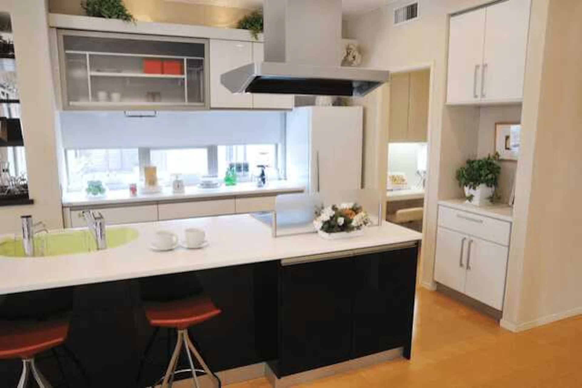 アイランドキッチンに椅子を並べて