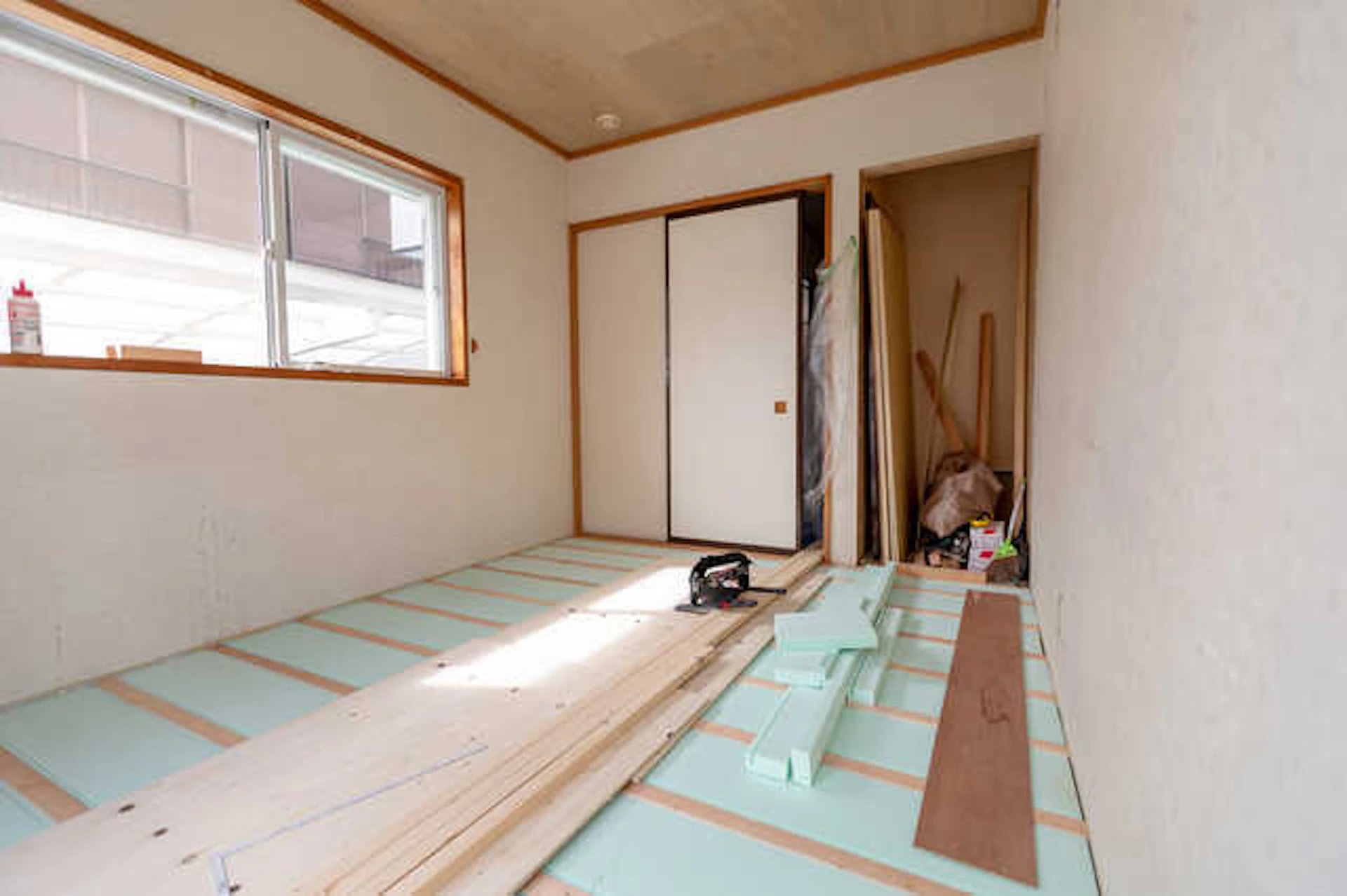 天井・床を工事中の和室