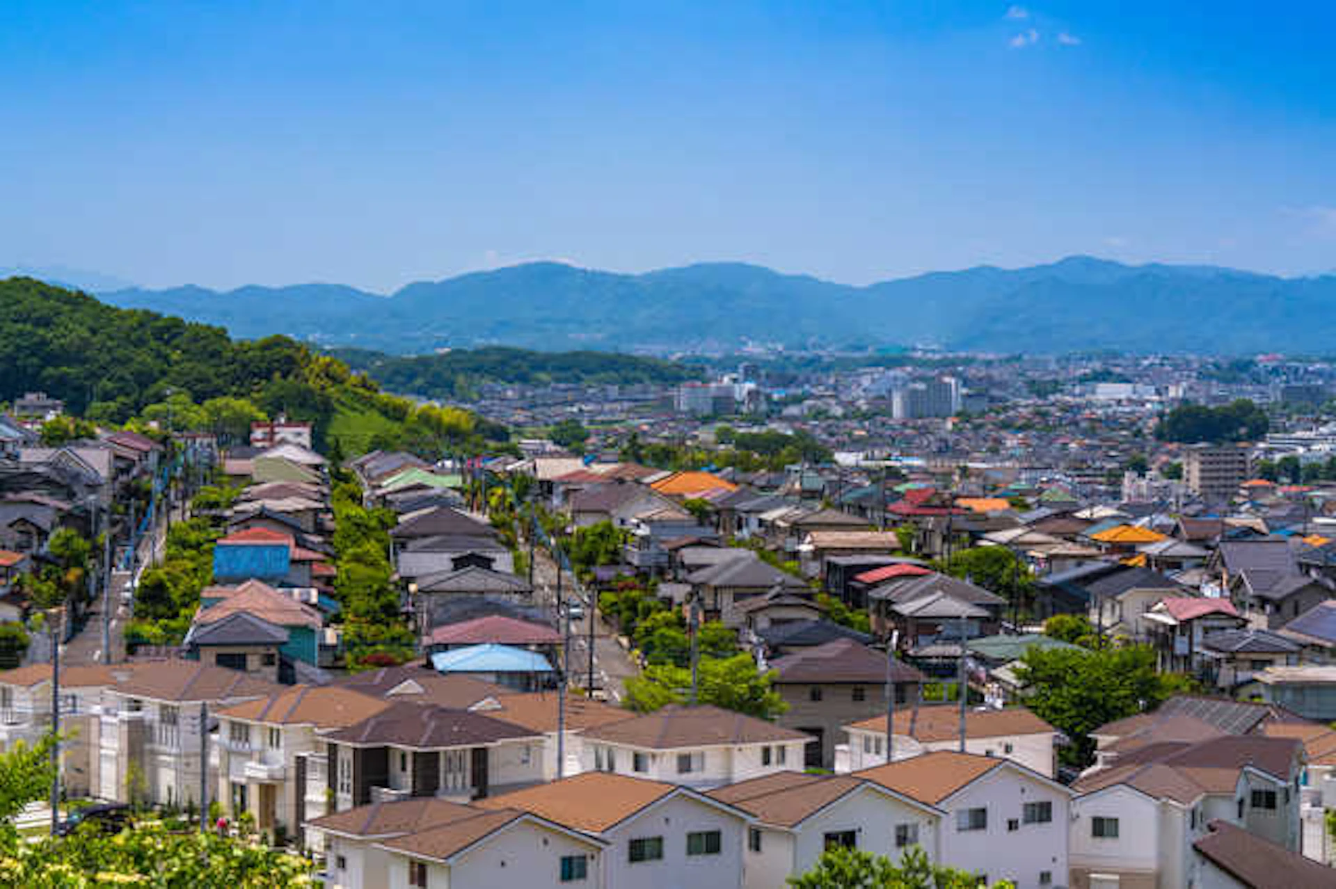 人気の屋根瓦・屋根材の色は?塗装する色によって室内の温度や遮熱効果の違いも!