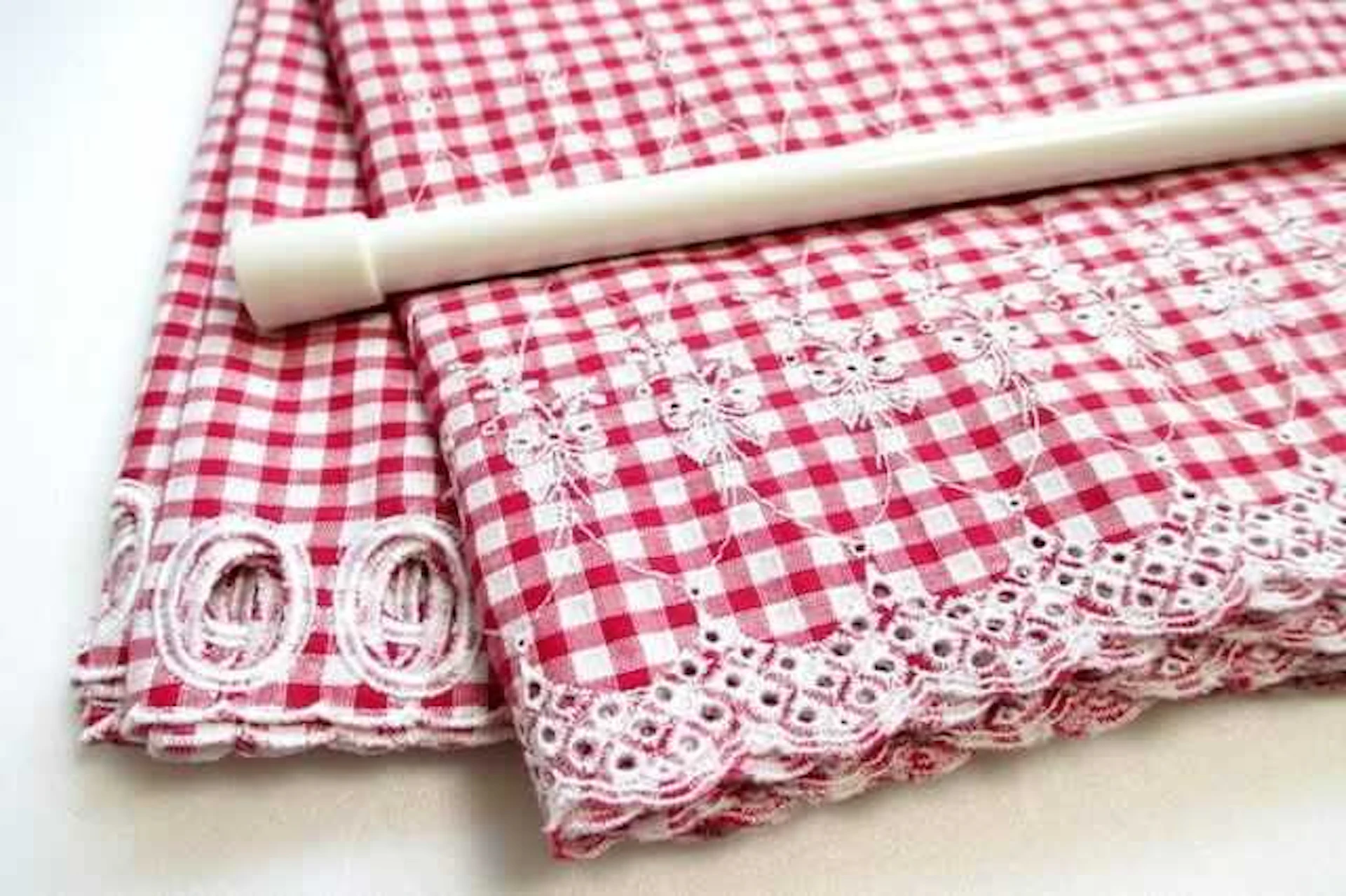 突っ張り棚で収納スペースを作る