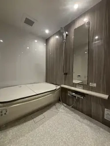 木目のアクセントパネルが映える1418サイズのユニットバス