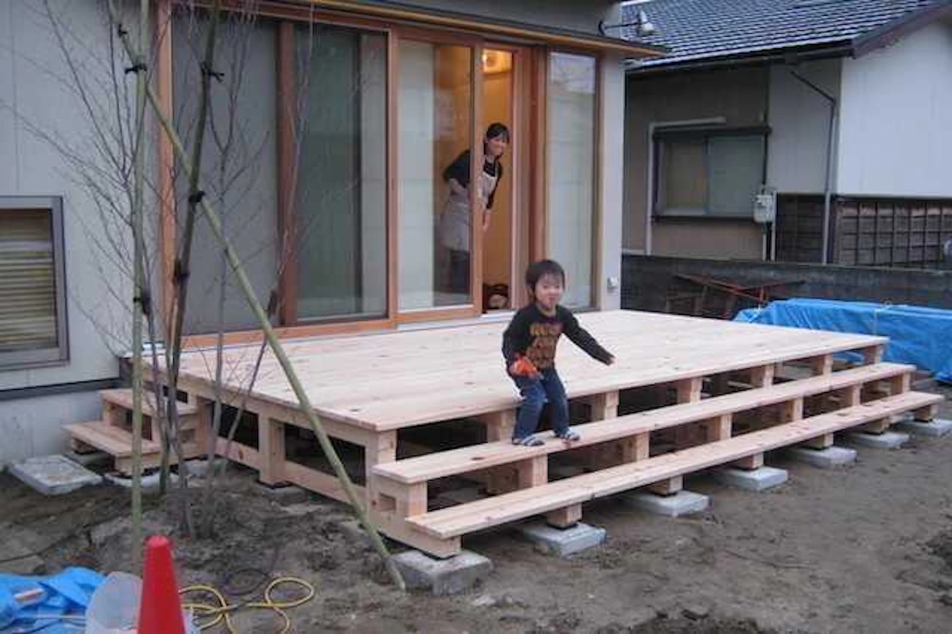 子供や犬が遊べる庭づくりのコツと注意点！ウッドデッキ・砂場などの実例やリフォーム費用も公開