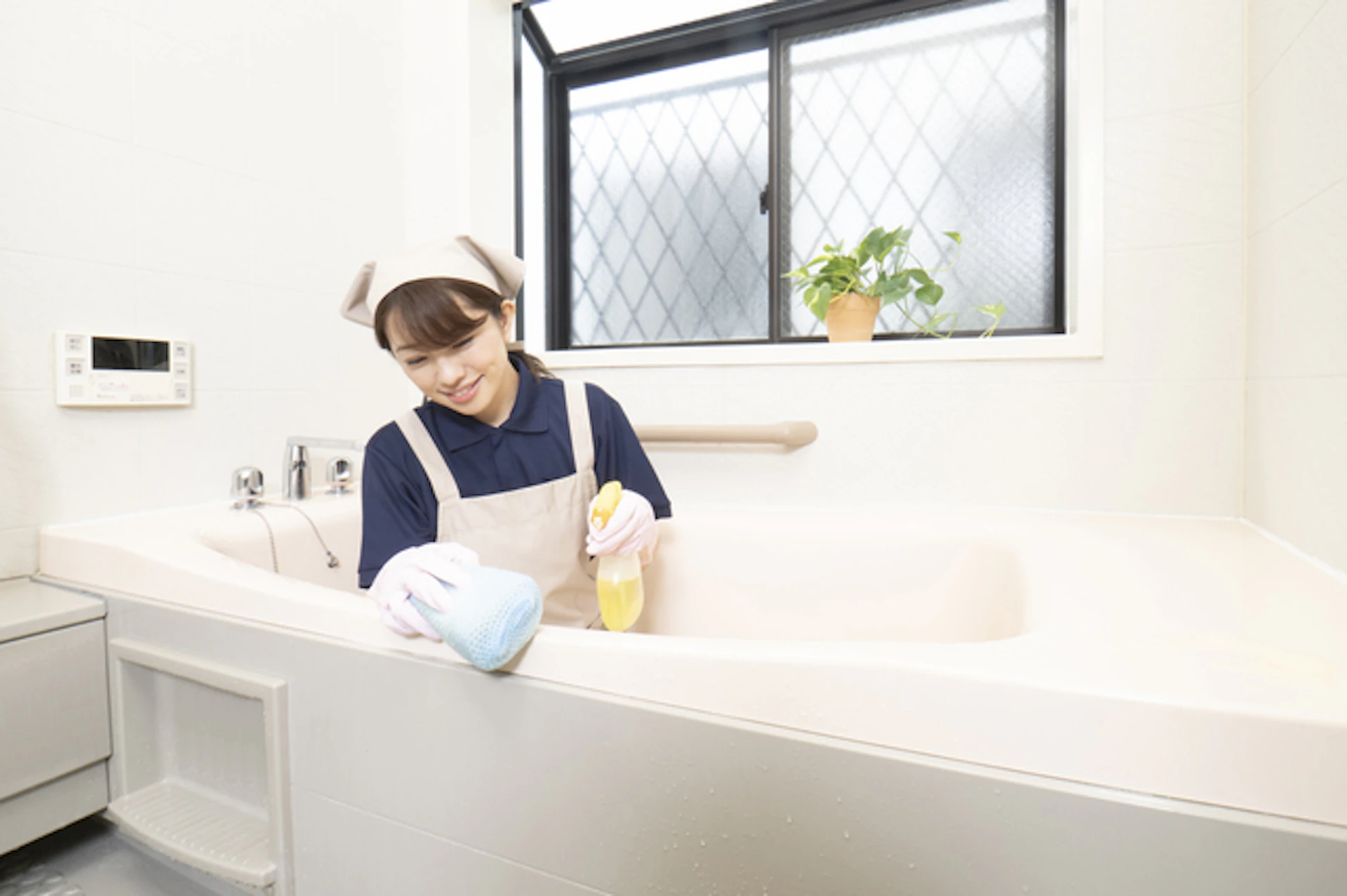 DIYで浴槽コーティングを行う女性