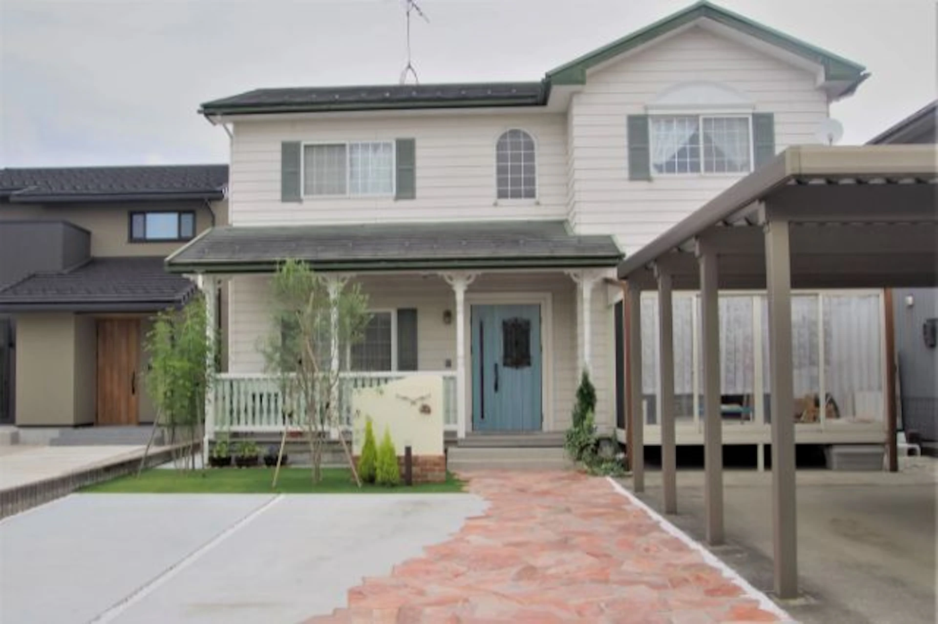 オープンで華やかなアプローチ