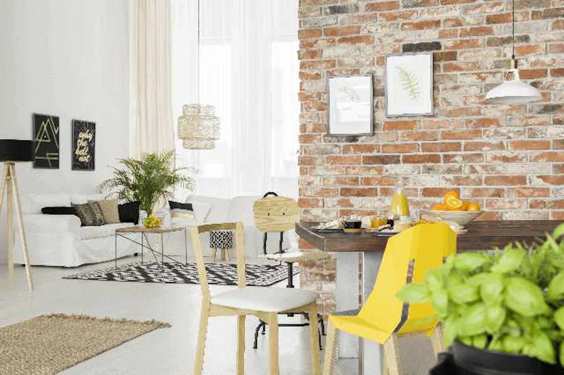 淡いレンガ調の壁紙をアクセントクロスとしたダイニングキッチン