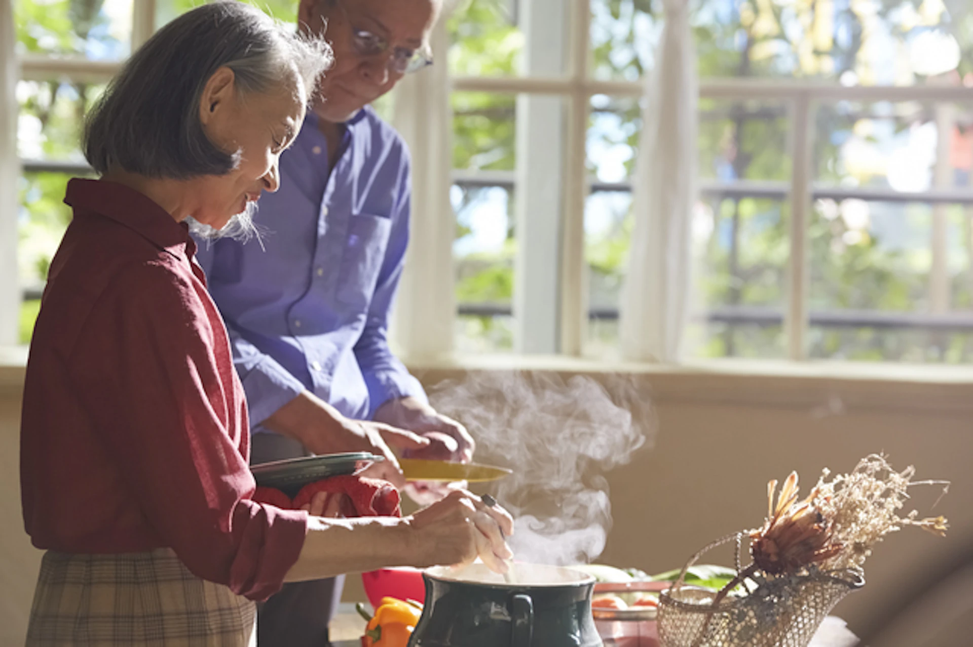 サムネイル：60代が使いやすいキッチンとは？老後に役立つリフォームのポイントを解説