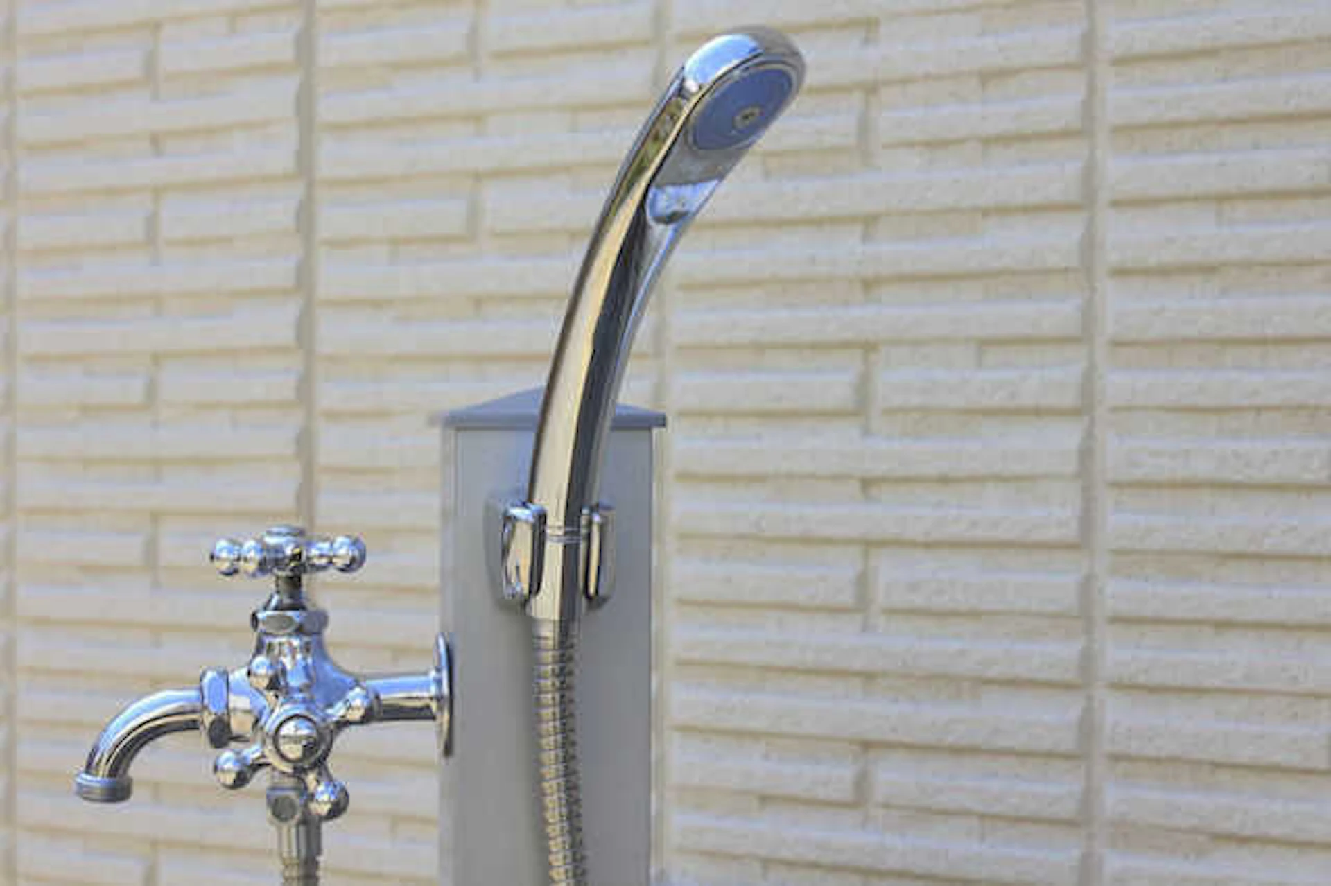 子供や犬が遊べる庭づくりのコツと注意点！ウッドデッキ・砂場などの実例やリフォーム費用も公開