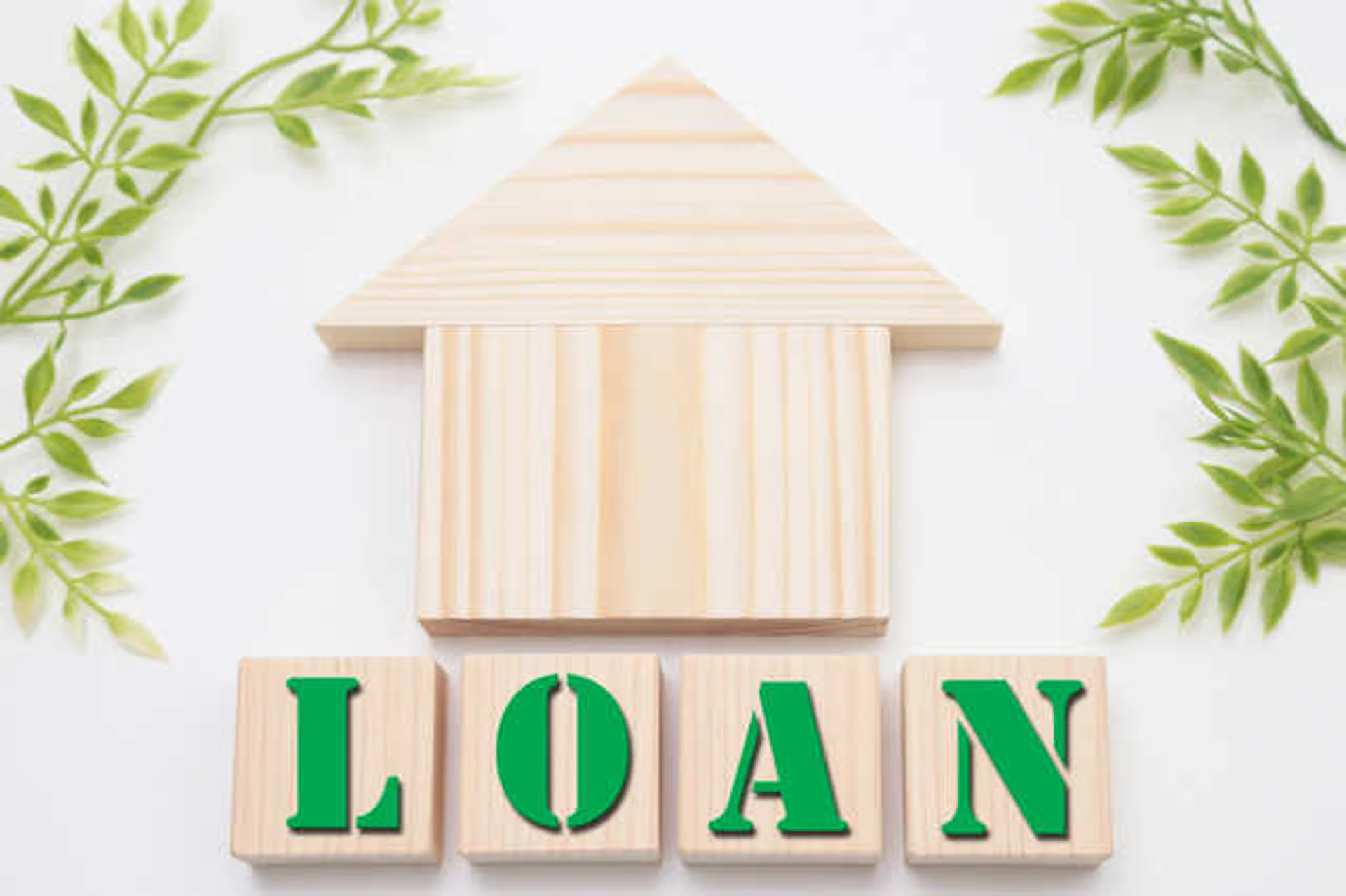 緑で「LOAN」と書かれた積み木と、1つの家の積み木