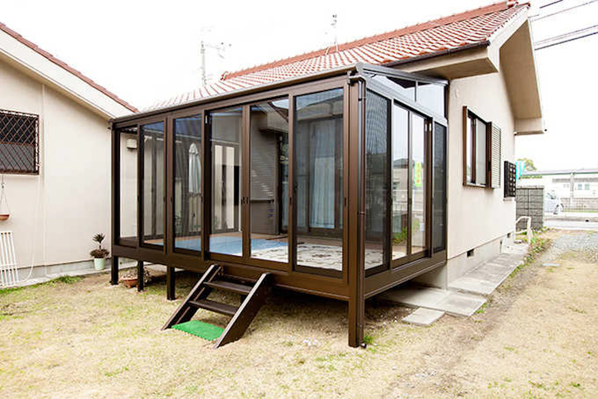 広いお庭にサンルームを