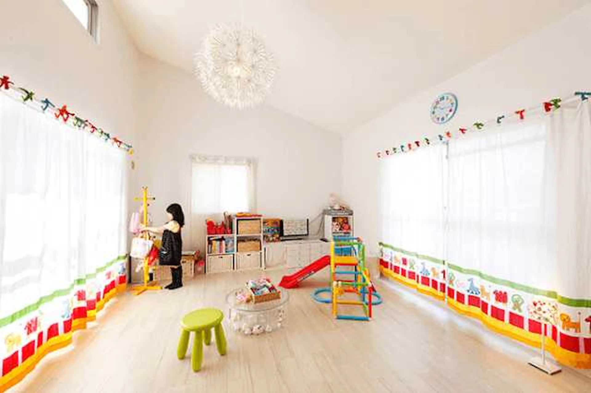 サムネイル：【子供部屋の壁紙におすすめな色】費用相場や事例19選を徹底解説！