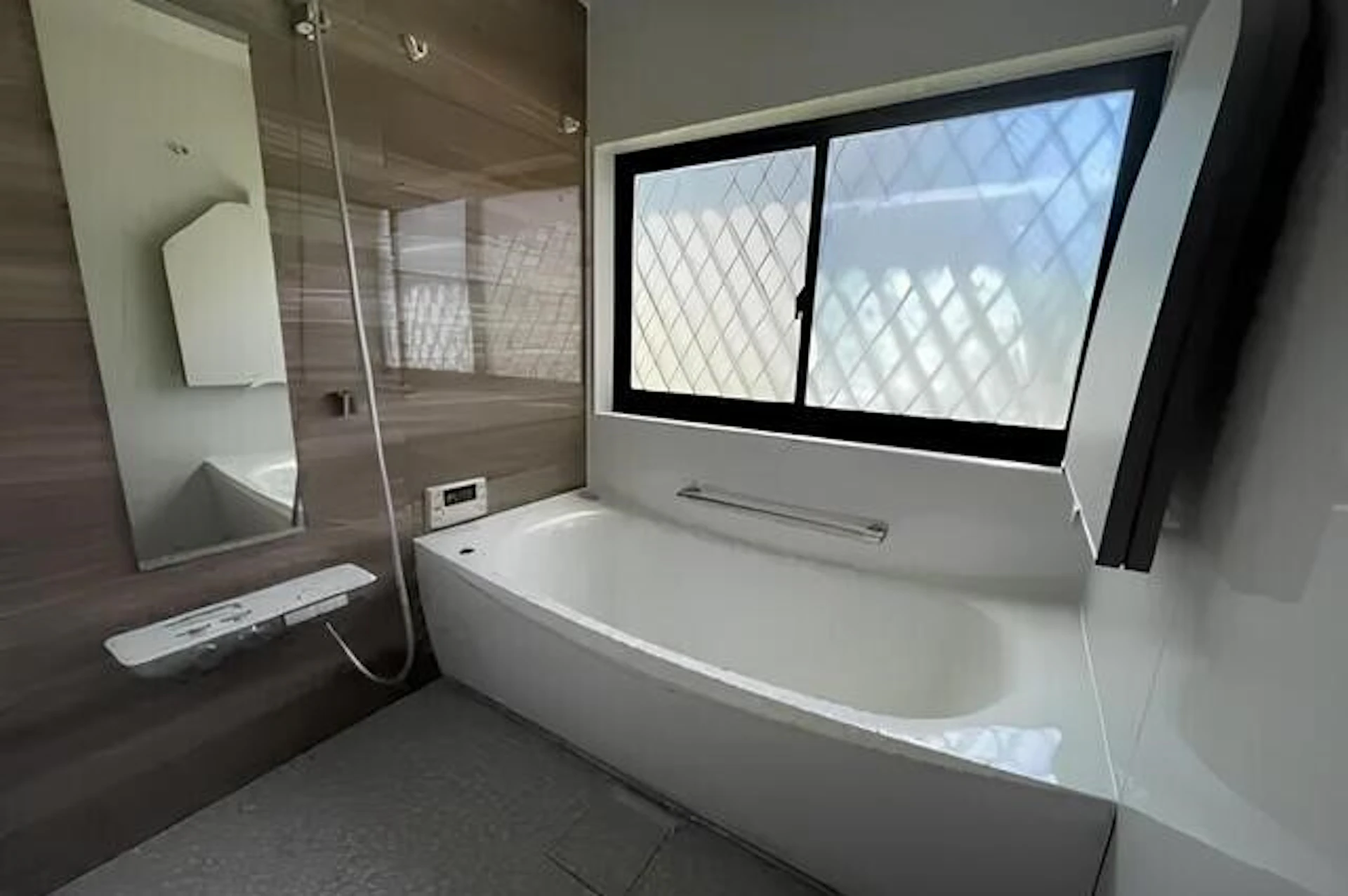 事例4:老朽化したバスルームから癒しのバス空間に