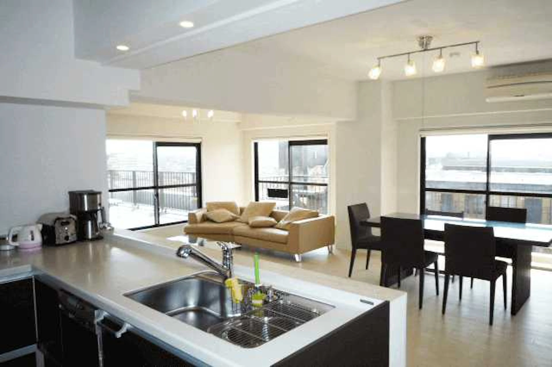 リビングの壁紙の選び方とは?リフォーム価格・おすすめコーディネート例7選+α