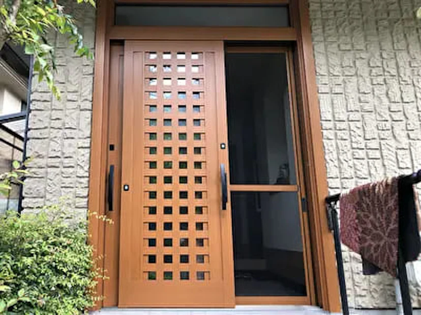 事例⑥：施工日数が短いLIXILの玄関ドアを採用