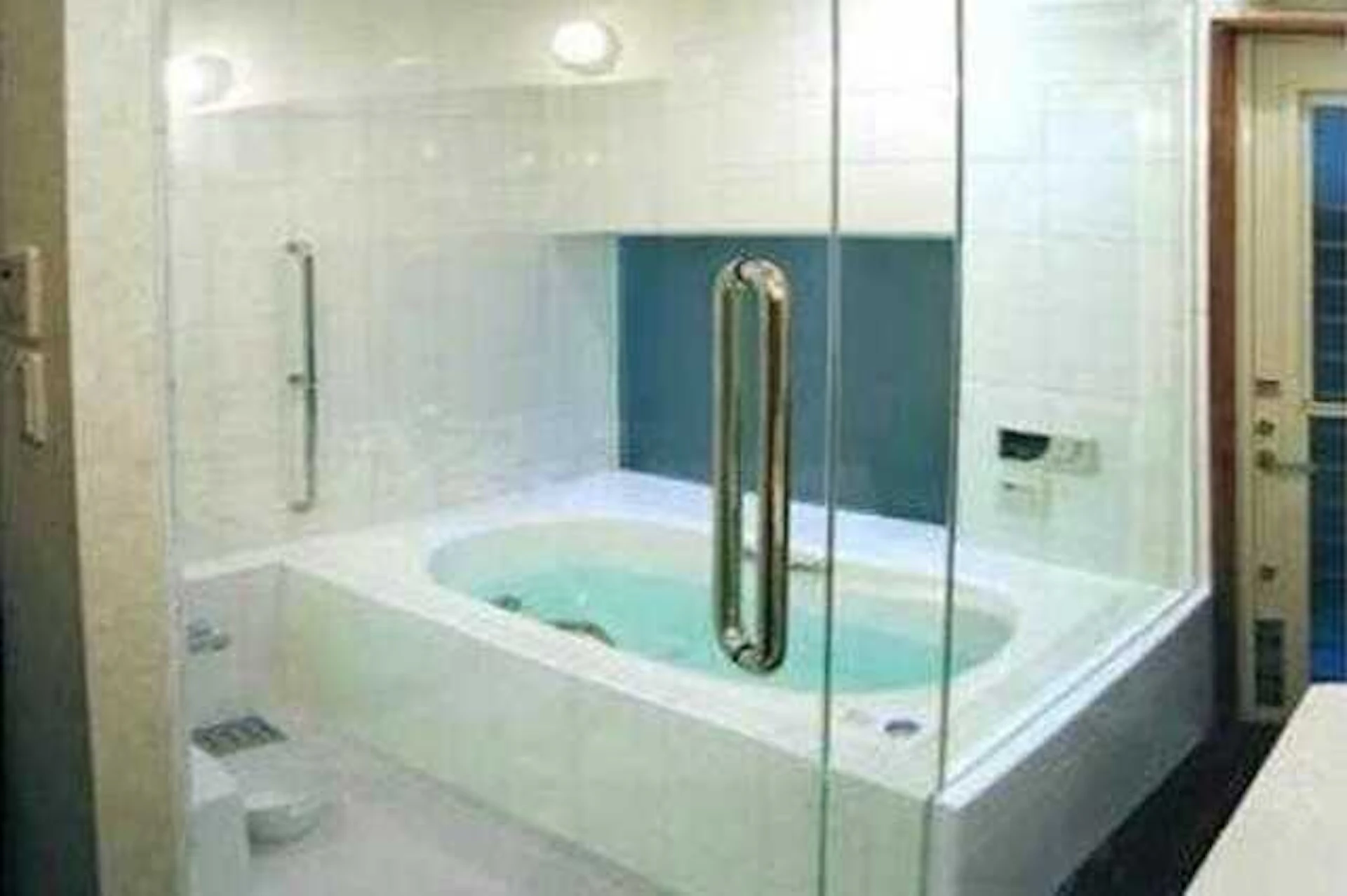 事例9 オリジナル設計で、ガラス張りの浴室へ