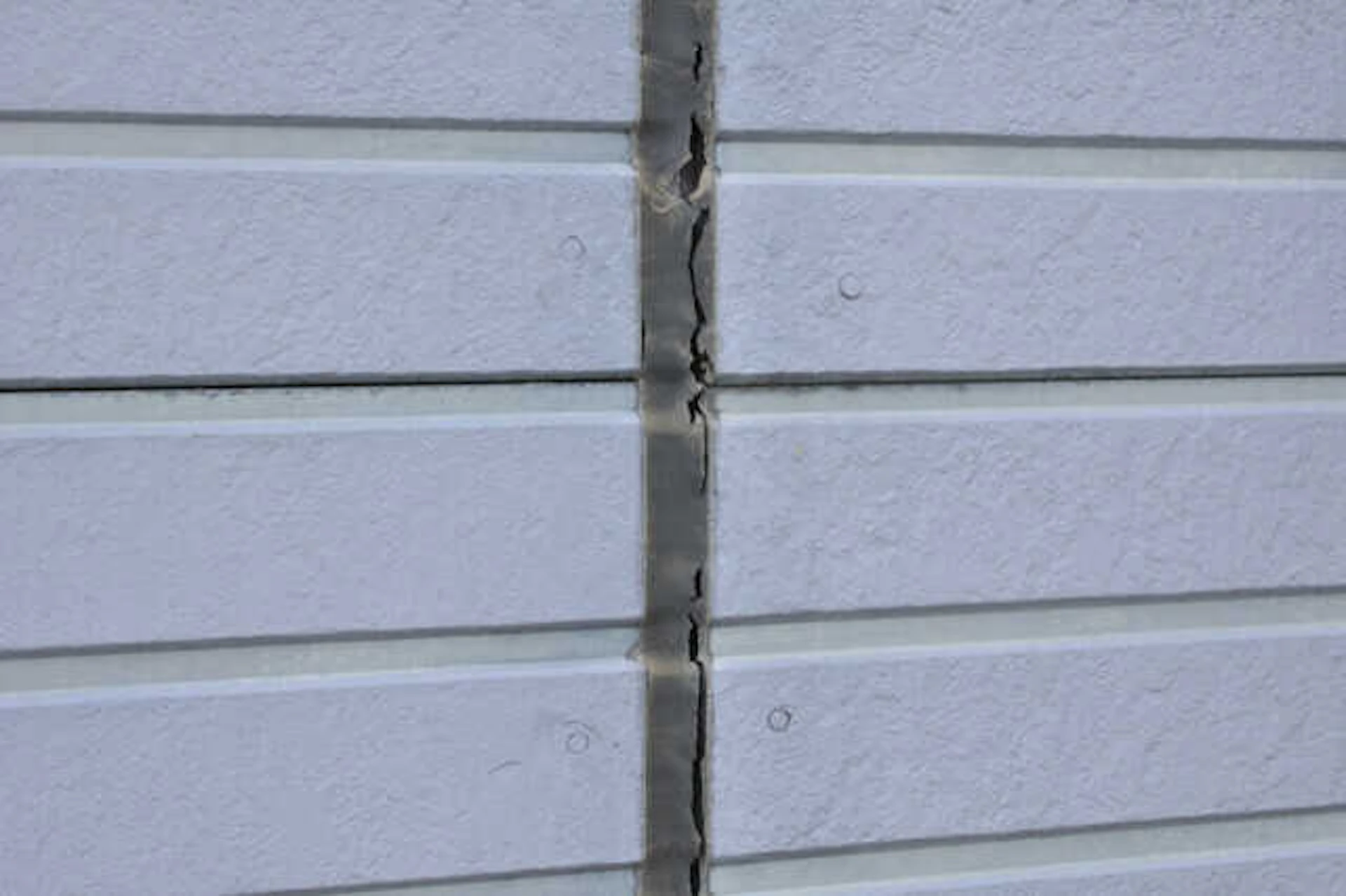 ①目地(コーキング／シーリング)の劣化