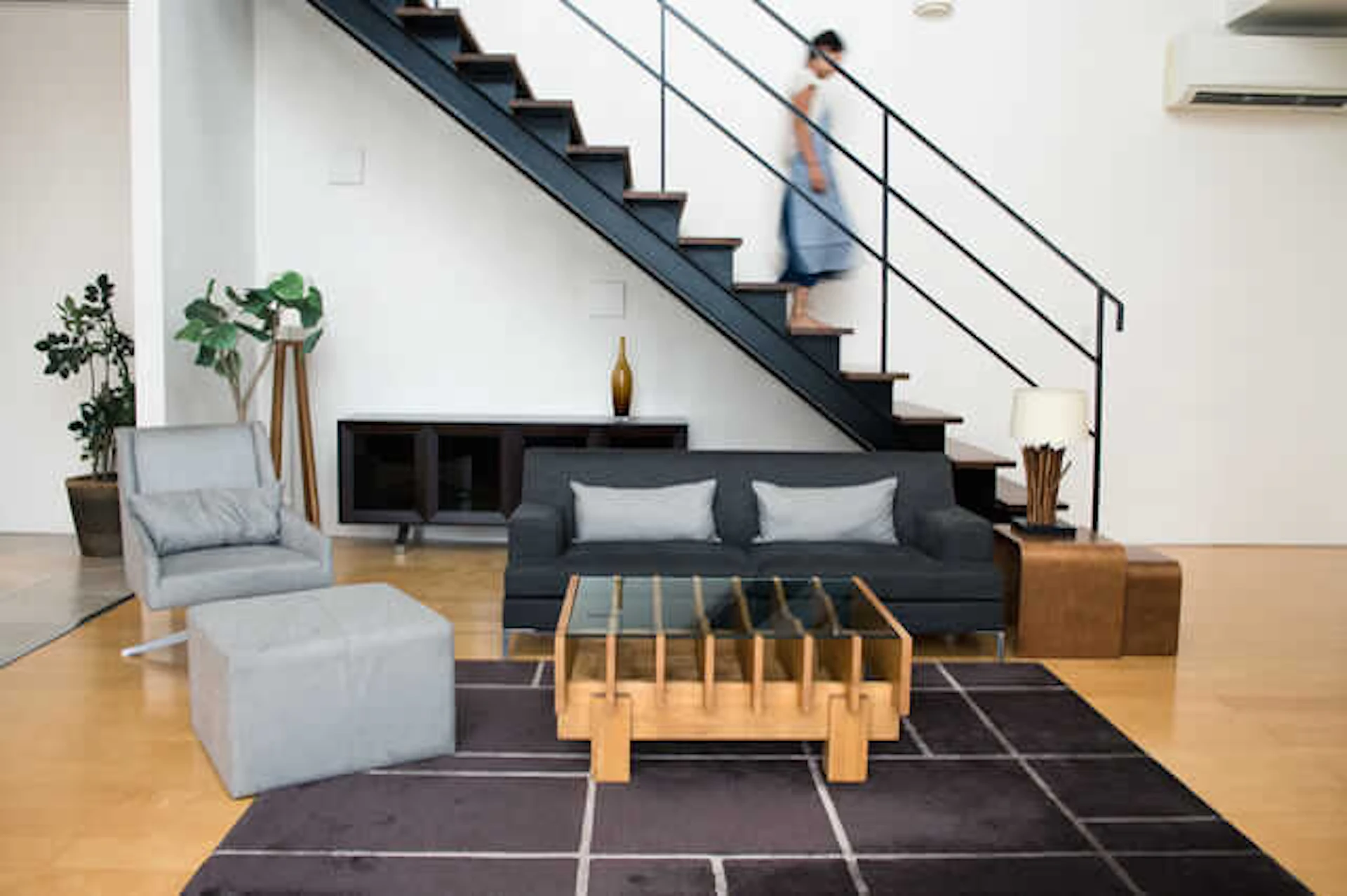 サムネイル:リビング階段のメリット・デメリットは?注意点や対策についても解説