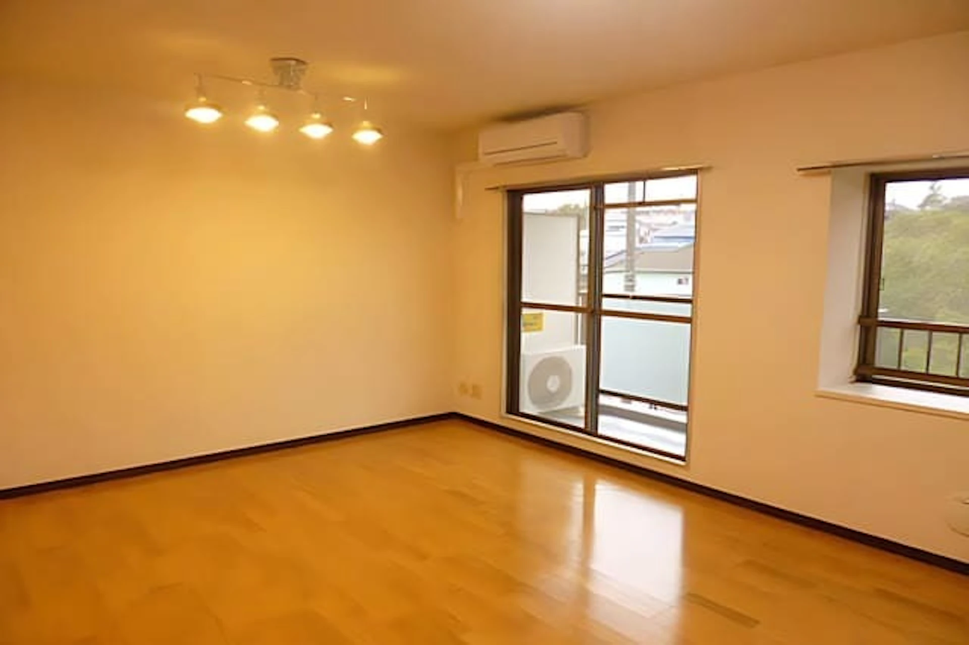 〜50万円のリビングリフォームの施工事例：カーペットをフローリングに張り替え