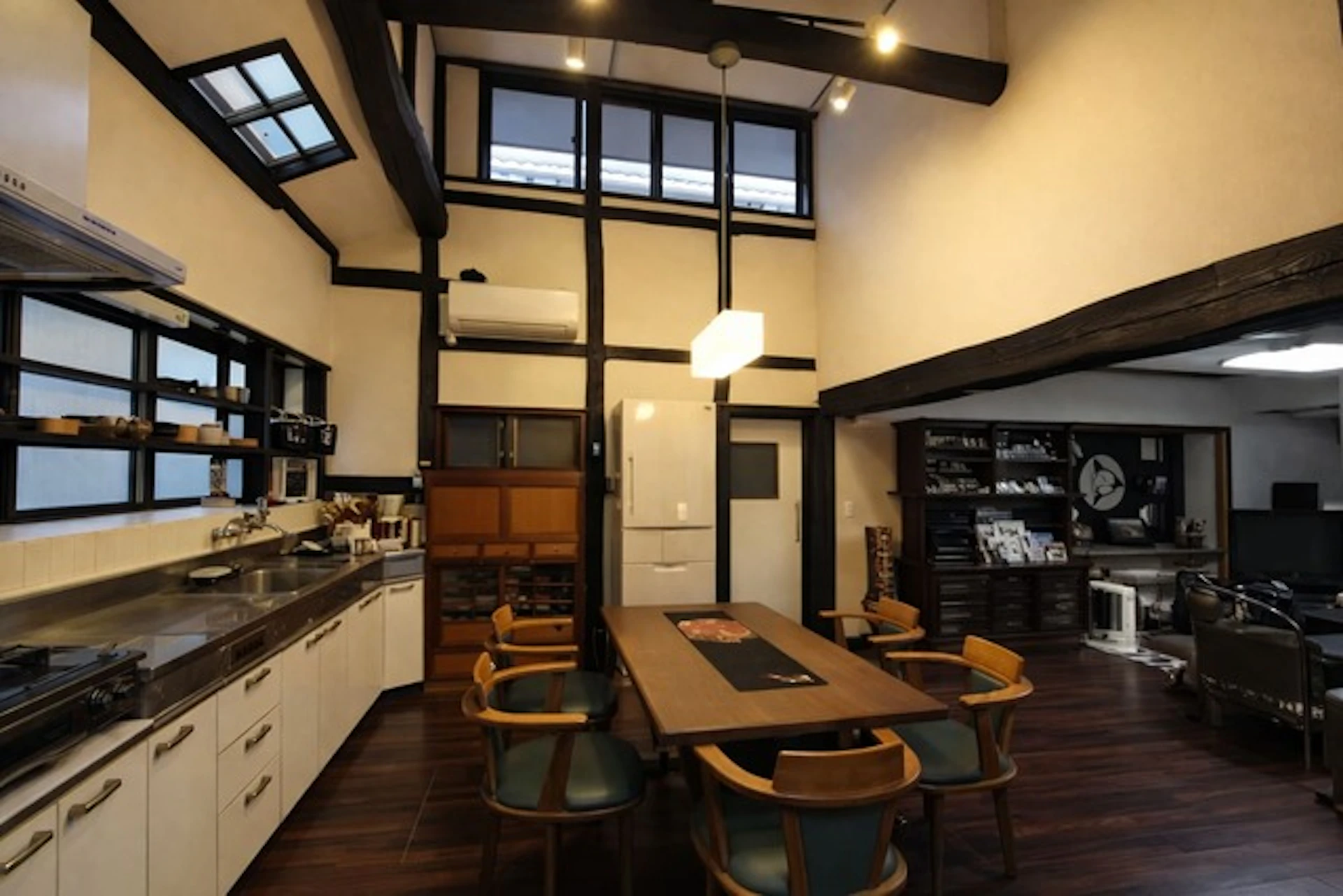 事例7:太い梁を活かした古民家の風情があるリフォーム