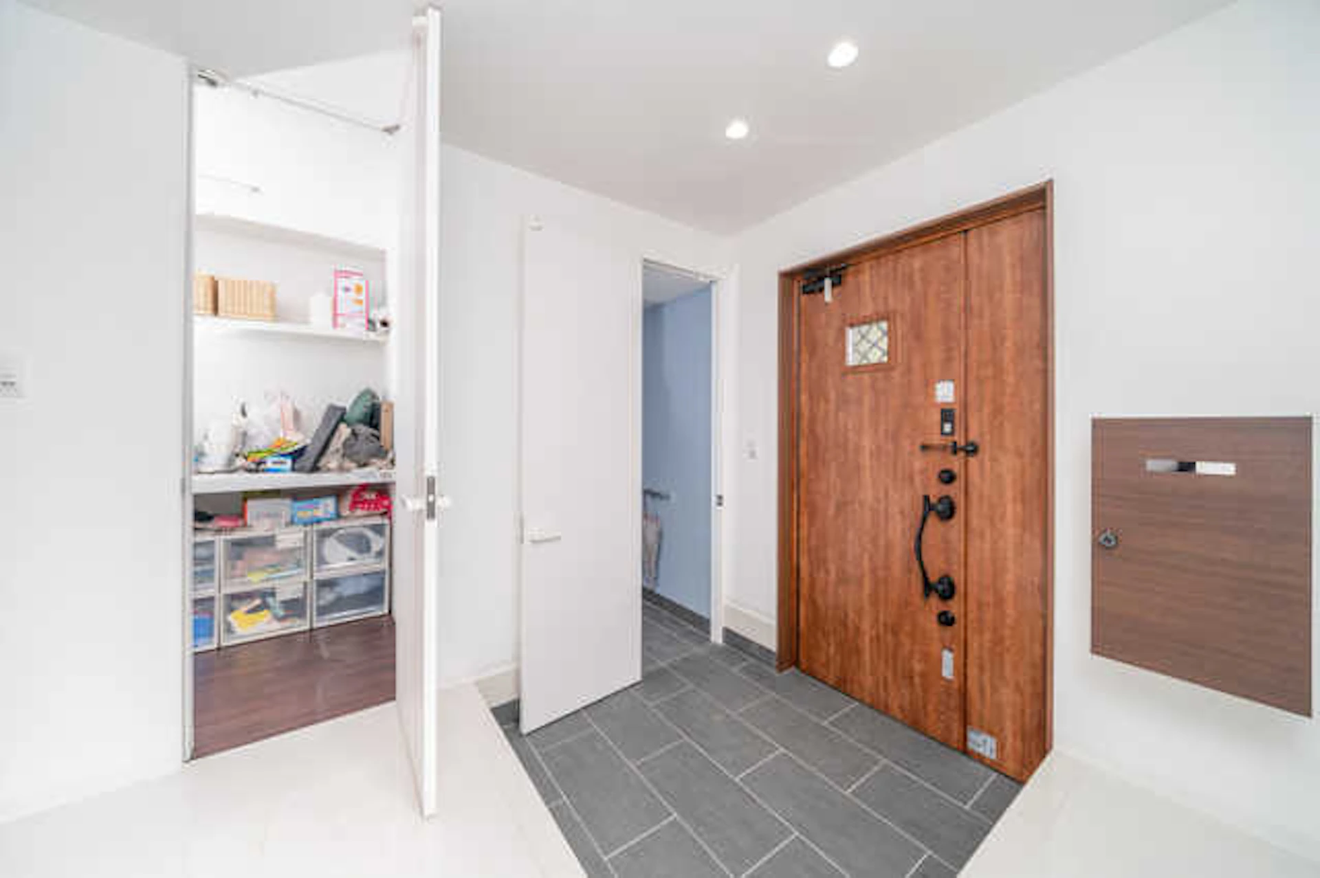 シューズクロークのある玄関