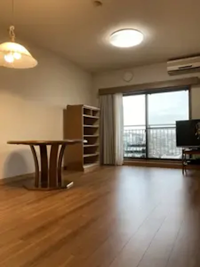 事例5： 水漏れで傷んだ床材を交換