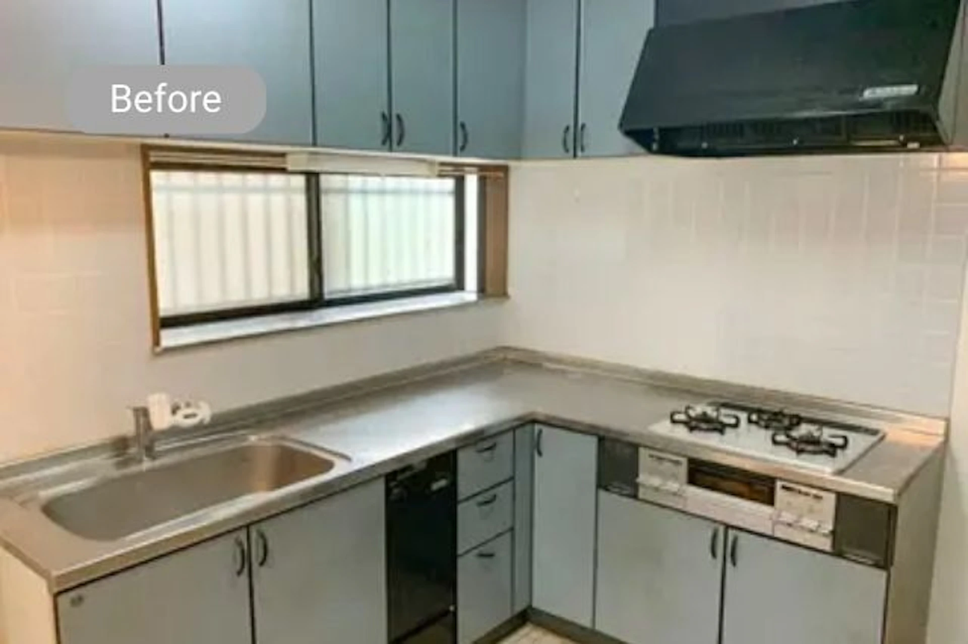 グレー基調のL型キッチンのリフォーム前の写真