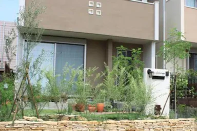 シンボルツリーのあるナチュラルガーデン