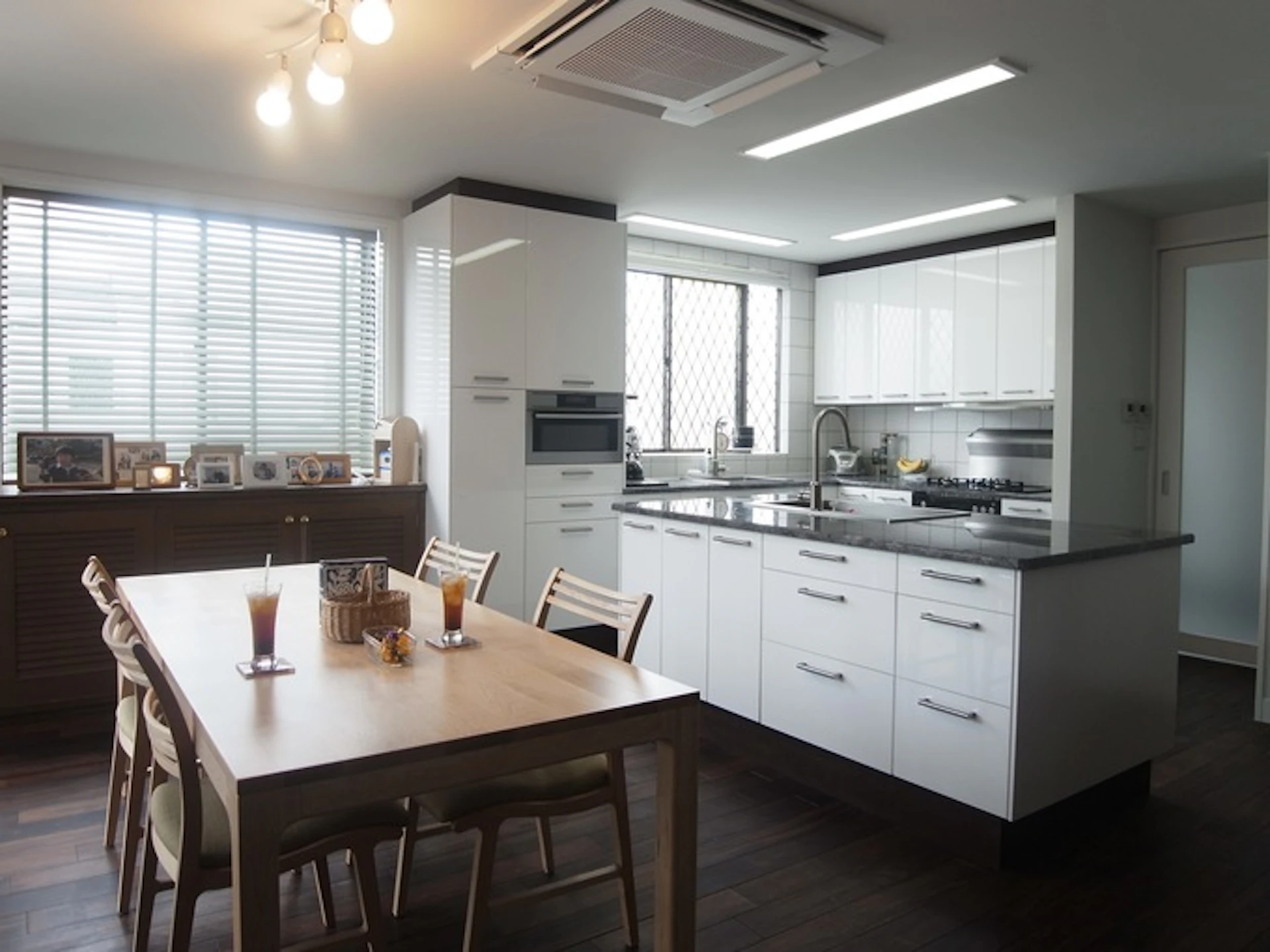 ROKUSA 「天然素材を使用したアイランドキッチンの家」