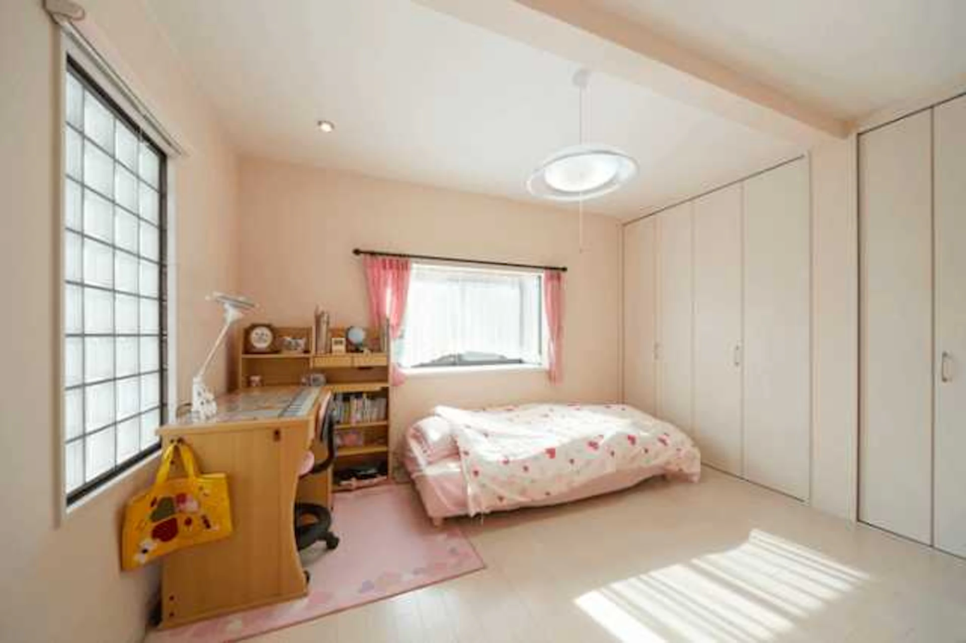 ベースの色には、白や水色などの淡いカラーを使う