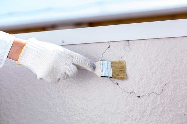 外壁塗装による補修作業