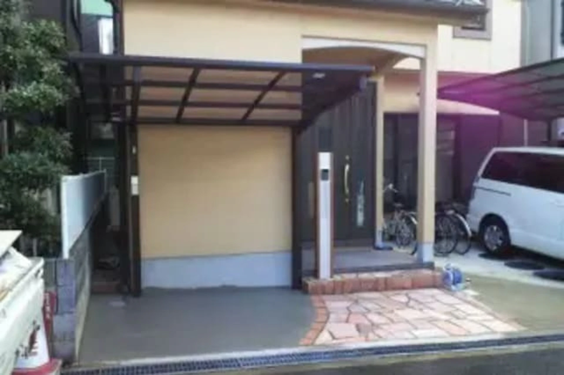 自転車置き場のアイデア10選：アプローチ脇にサイクルポートを設置した事例