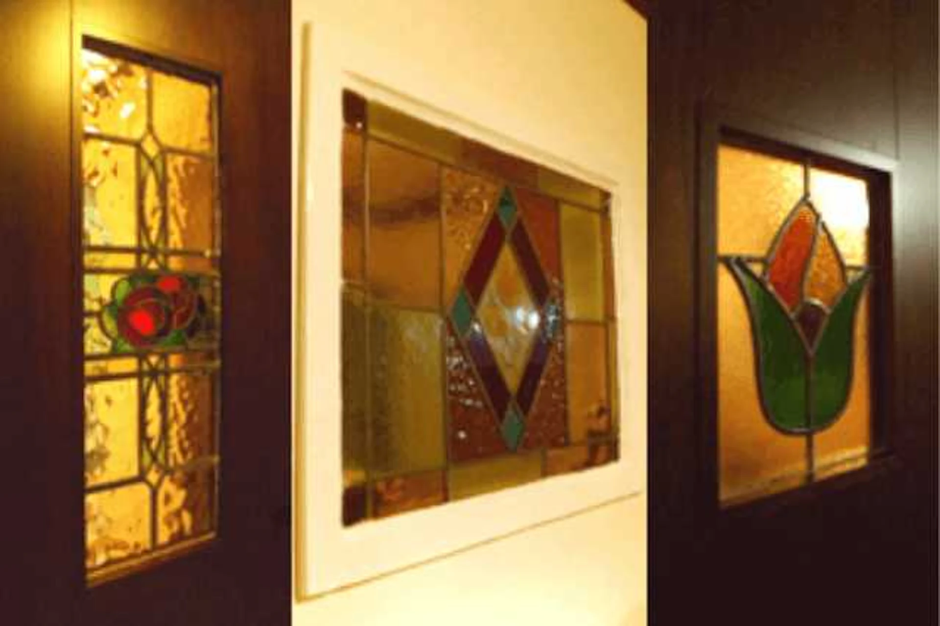 テンドグラス付きの窓やドア