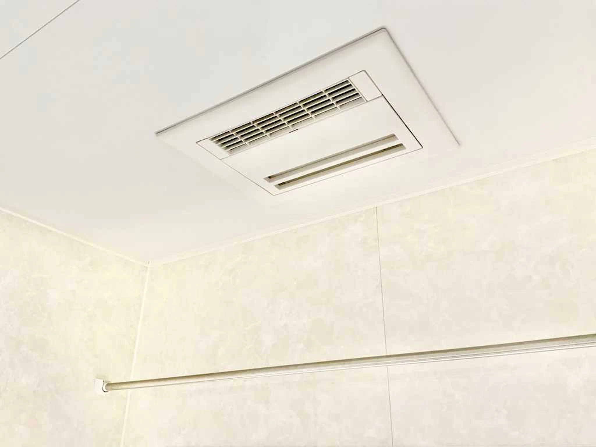 お風呂の換気扇から異音がする！原因や対処法はあるの？