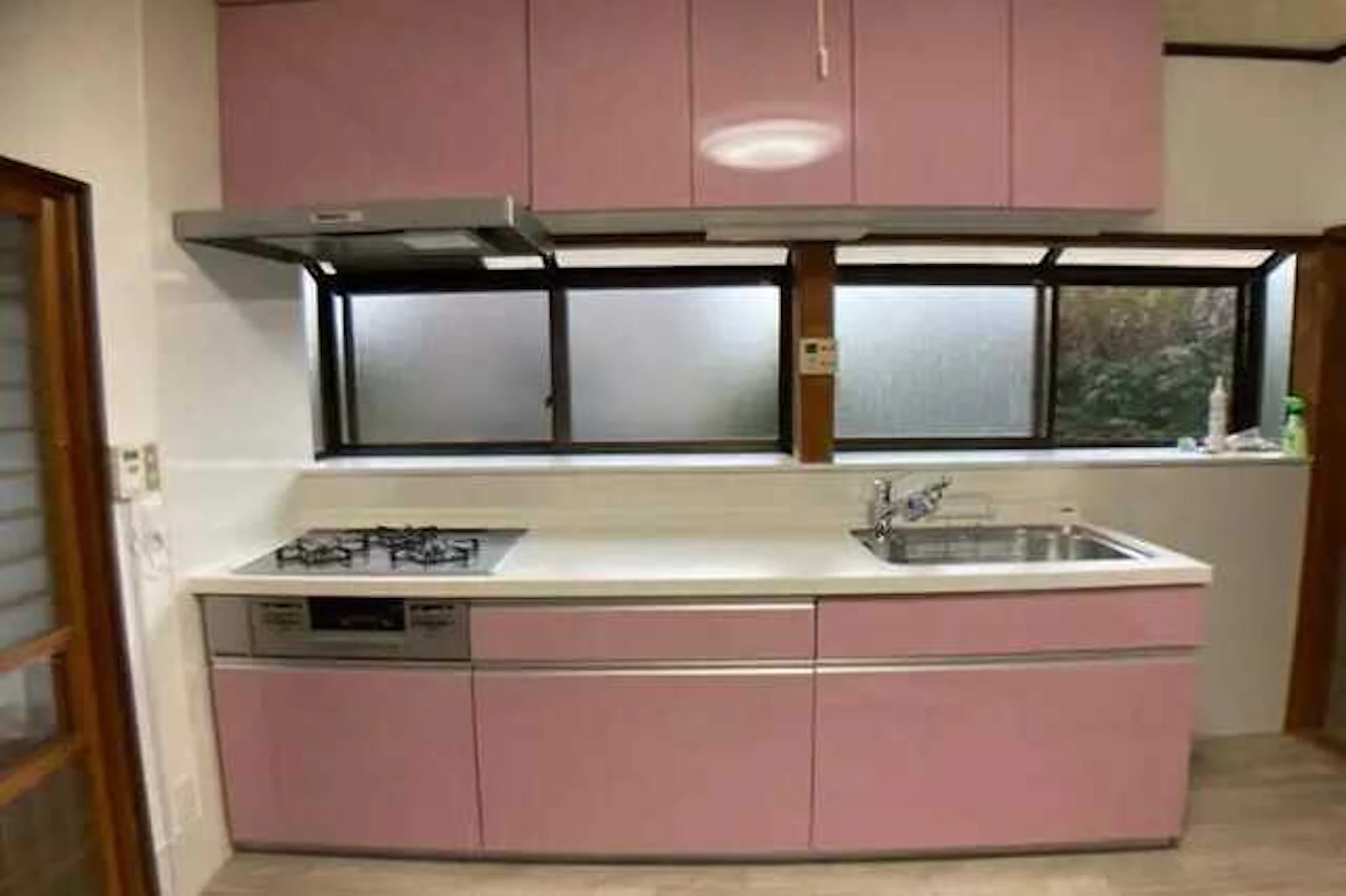 淡いピンク×ホワイトですっきりとした空間に