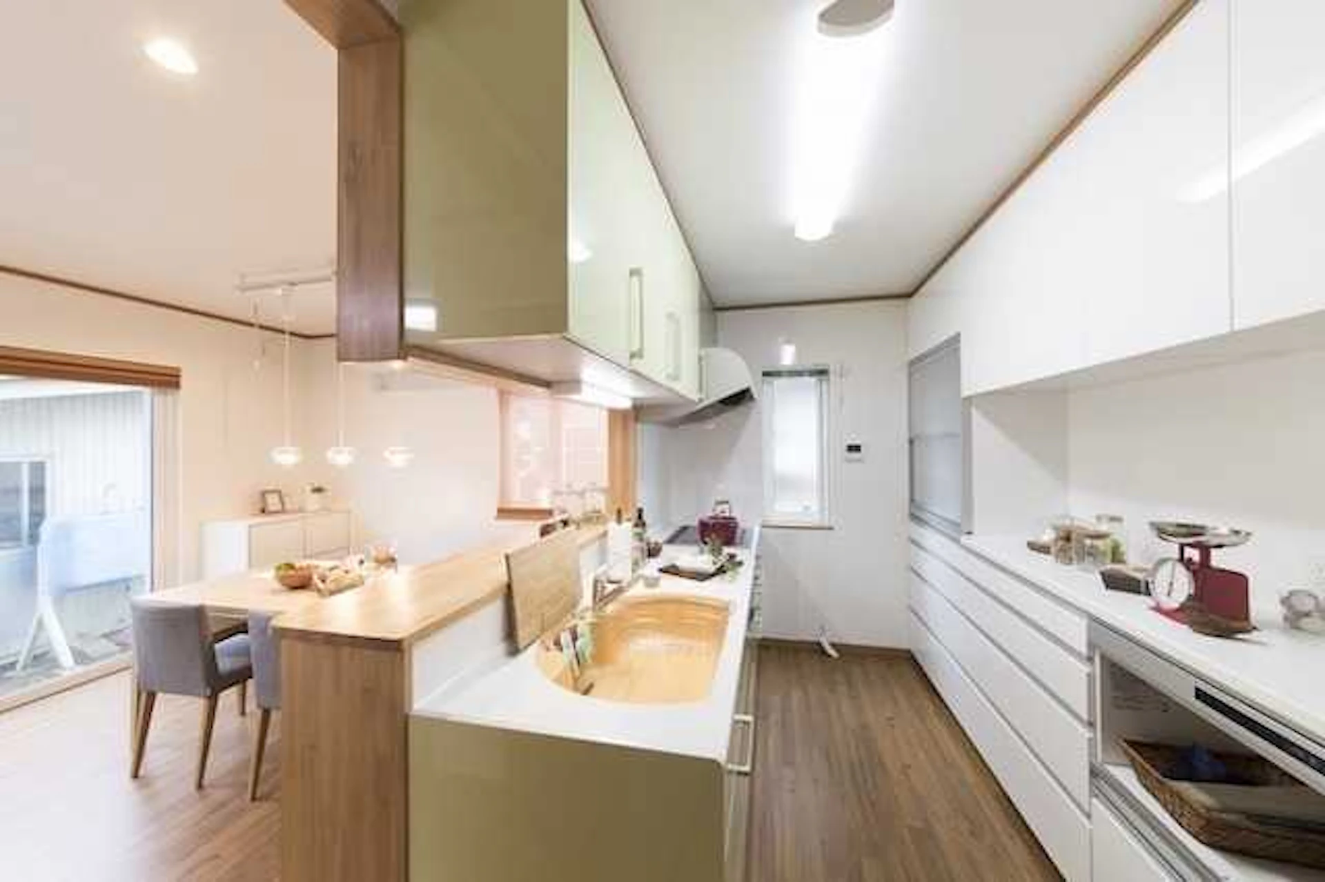 淡いグリーン色をアクセントにしたキッチン